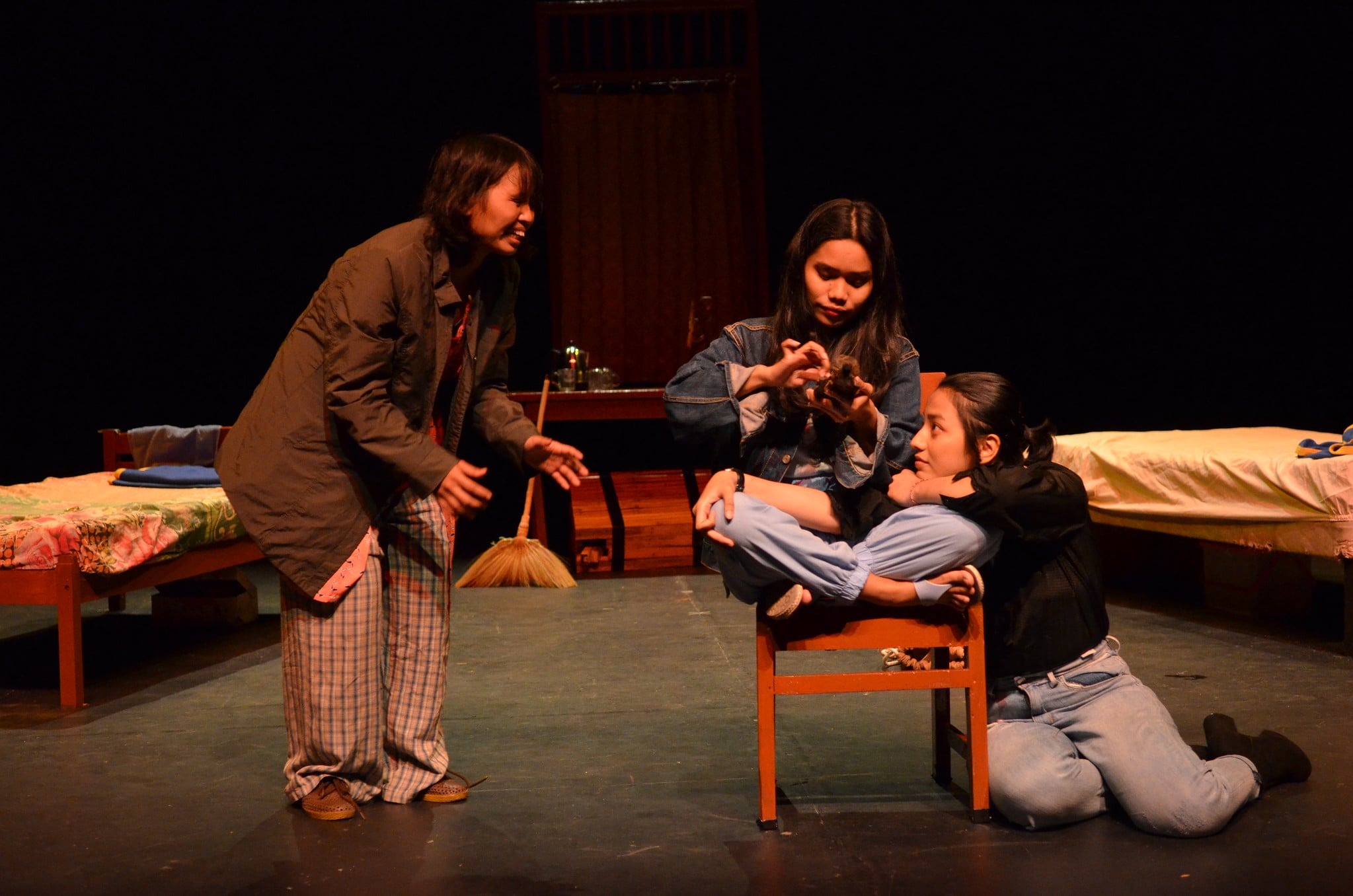 Lakon Penjaga Rumah, adaptasi naskah The Caretaker karya Harold Pinter, yang diterjemahkan Toto Sudarto Bachtiar.