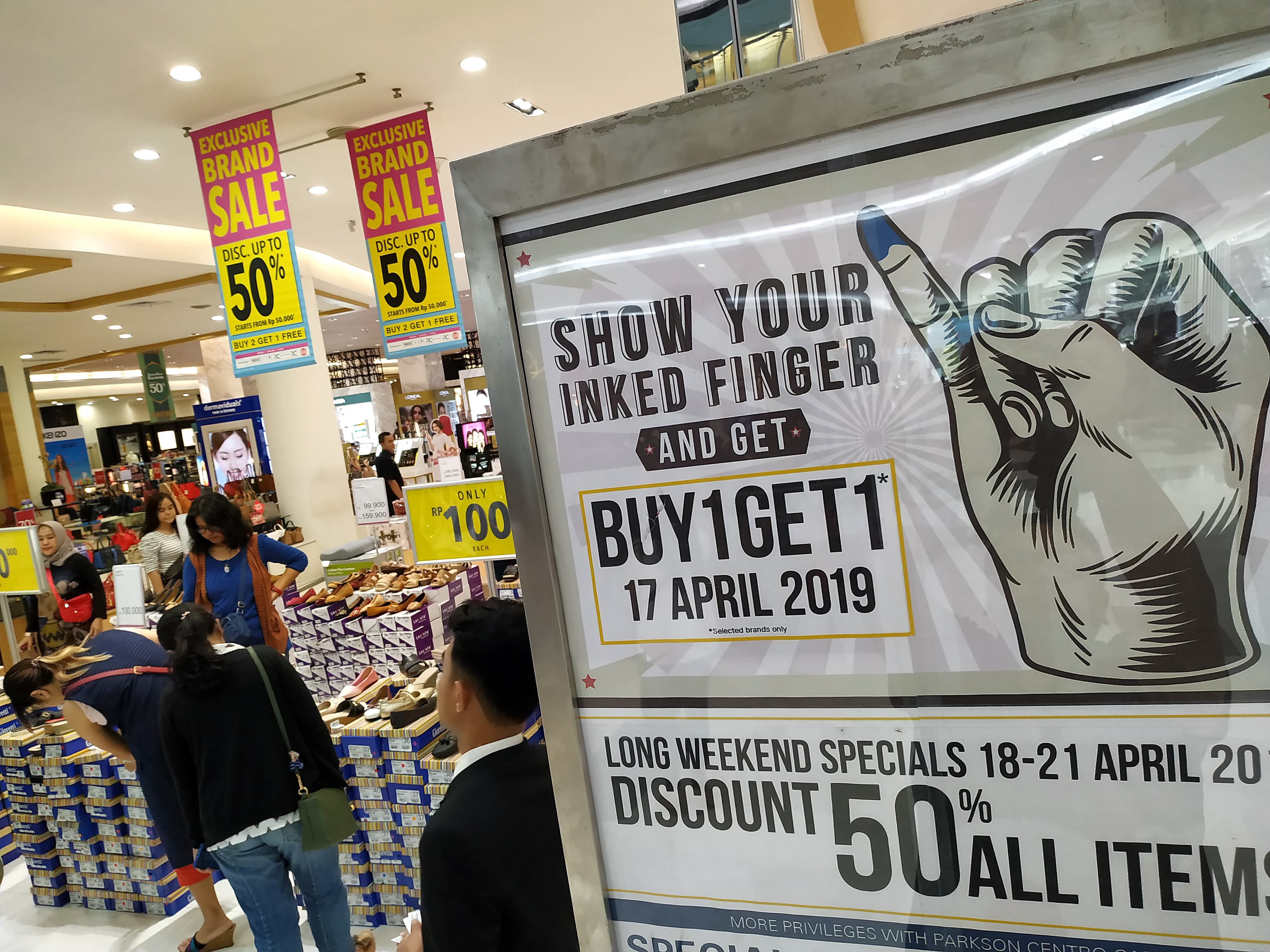 Pengunjung memadati toko ritel yang memberikan promo spesial di sebuah pusat perbelanjaan di Jakarta Barat, Rabu (17/4).