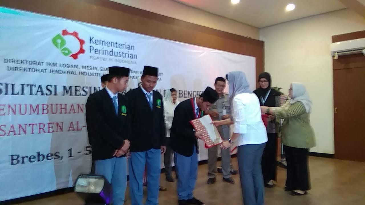 Dirjen Industri Kecil Kementerian Perindustrian, Gati Wibaawaningsi menyampaikan bantuan kepada Pones Al Hikmah 1 Benda, Brebes.