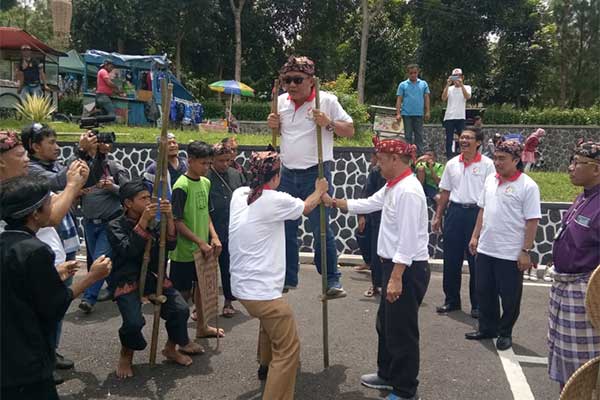 Permainana Jajangkungan yang ditampilkan dalam Pekan Kebudayaan Nasional di Tasikmalaya, Jawa Barat