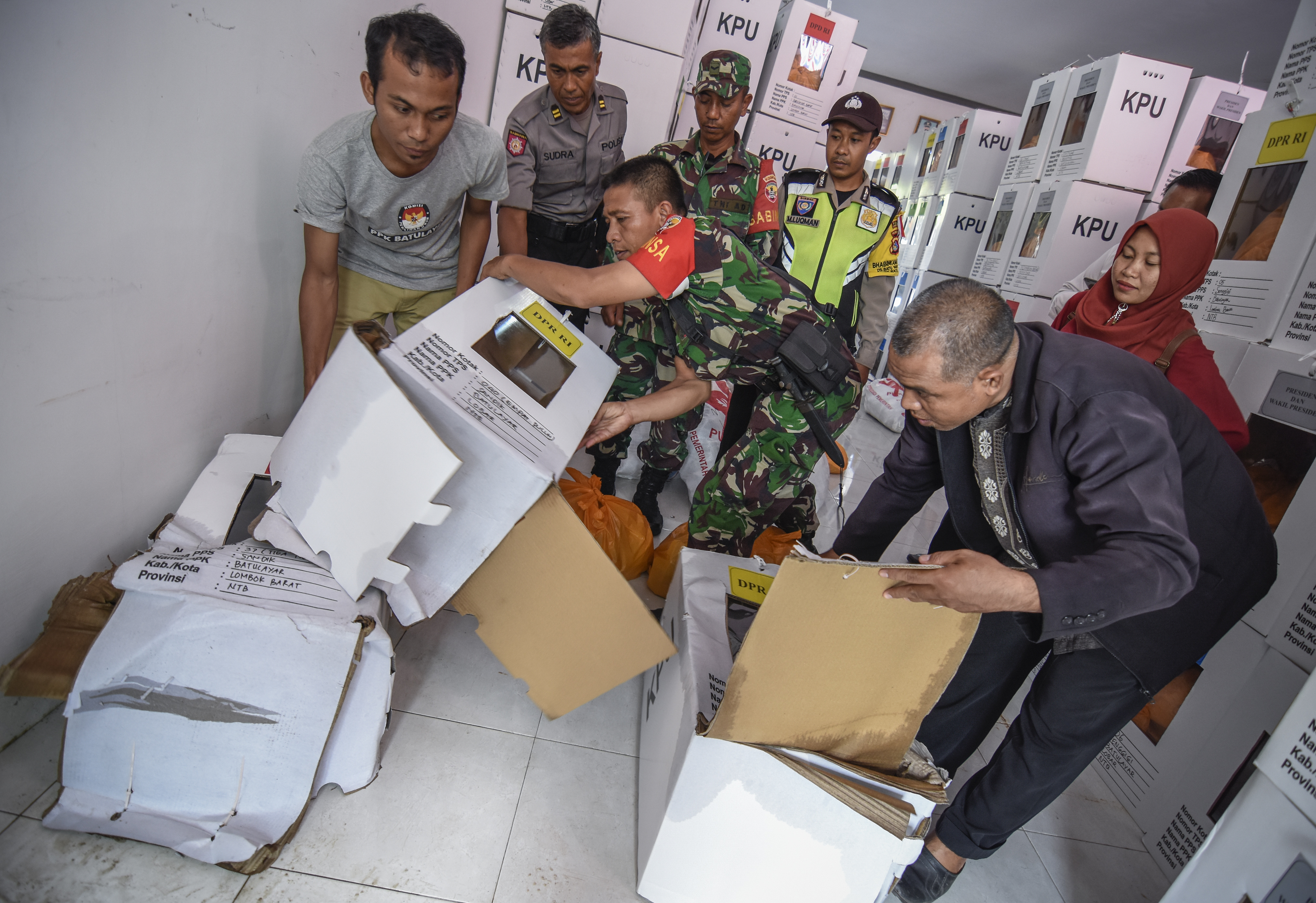  Sejumlah petugas PPK serta aparat TNI dan Polri menunjukkan kotak suara yang rusak 