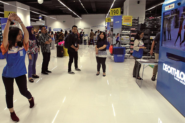 LAZIMNYA dalam sesi latihan dance, penari butuh melihat dirinya dalam cermin secara bersamaan