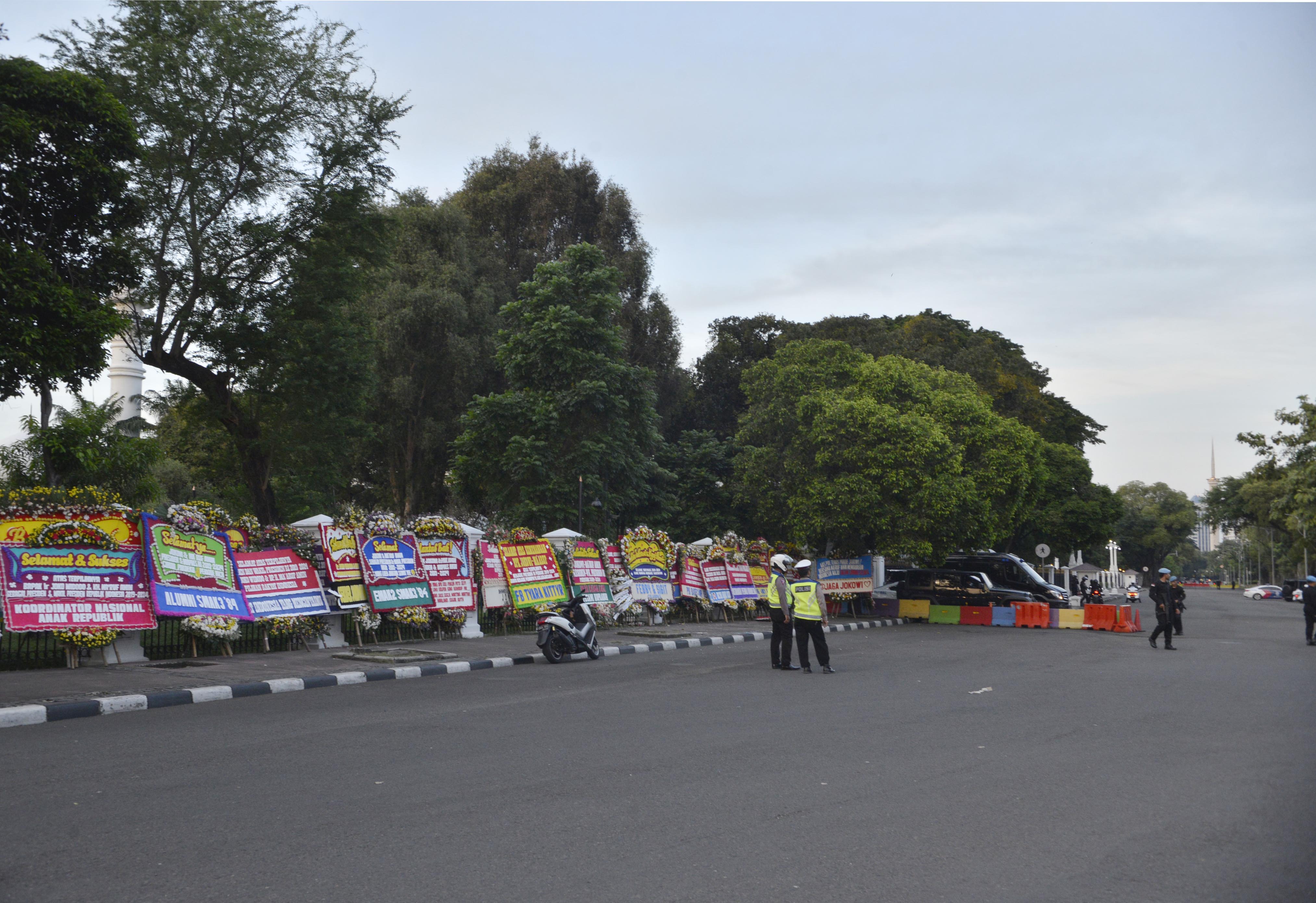 Karangan bunga ucapan selamat kepada pasangan Joko Widodo-Ma'ruf Amin di Jakarta, Senin (22/4)