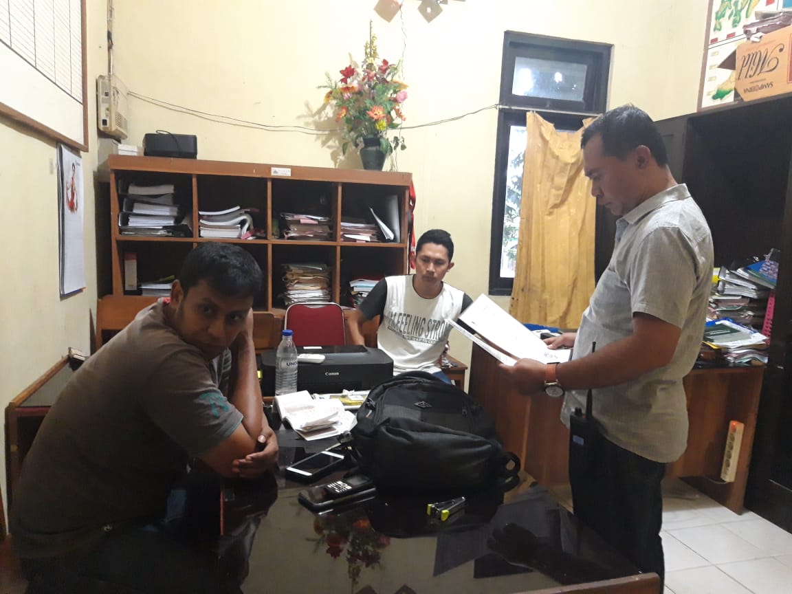 Calo pengurus dokumen kapal wisata (tengah) sedang menjalani pemeriksaan di Polres Manggarai Barat, Senin (29/4)