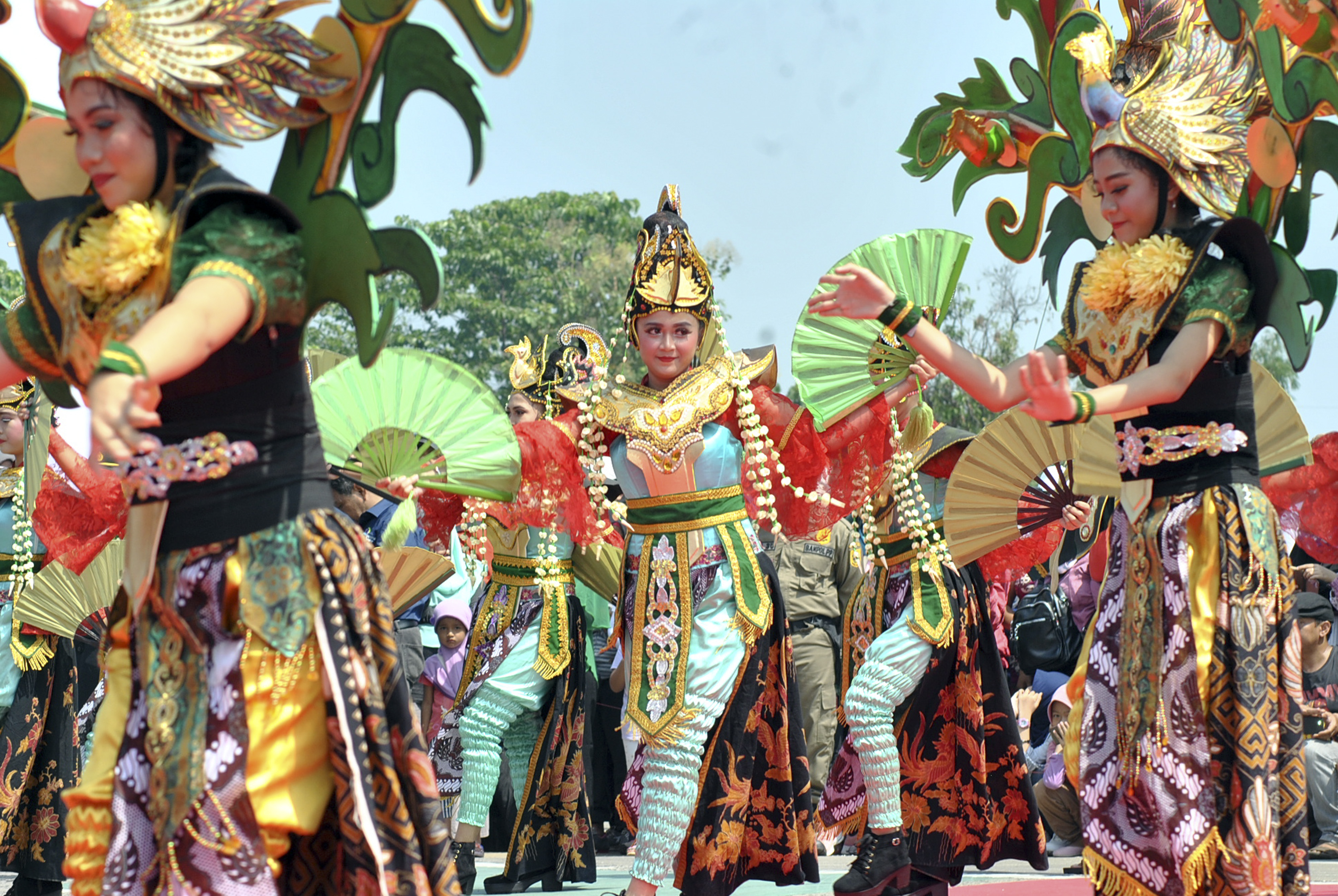 Sejumlah peserta menari saat Festival Budaya