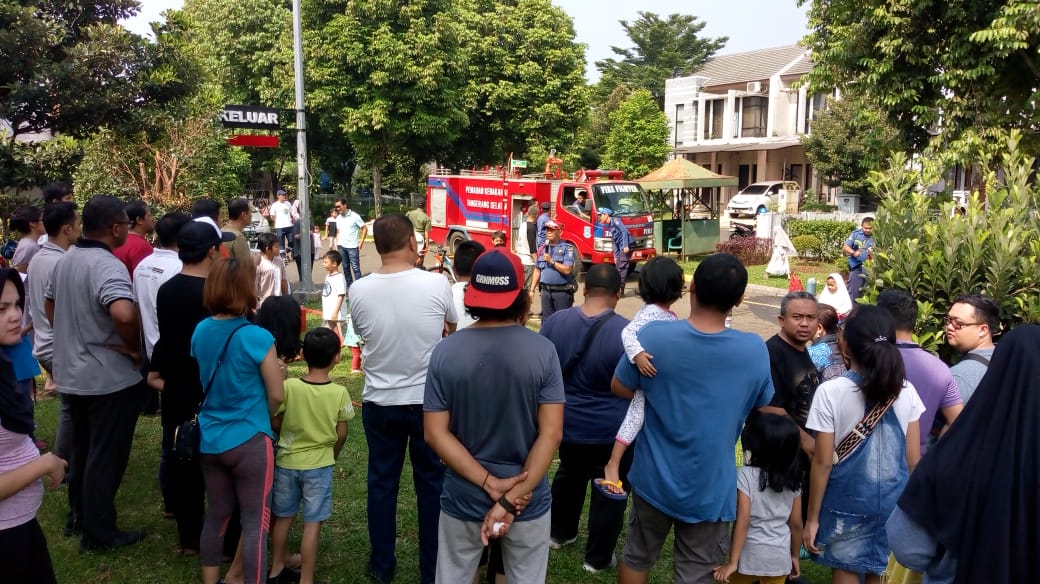 Warga Emerald Terrace Bintaro saat mengikuti sosialisasi dan pelatihan pemadam kebakaran, Sabtu (6/4)