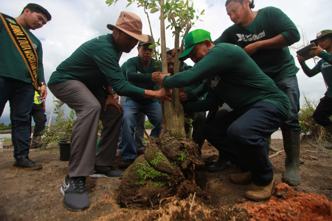 Bupati Tapin, Arifin Arfan, melakukan kegiatan penanaman ratusan pohon dalam rangka Hari Bumi 2019, Sabtu (27/4).