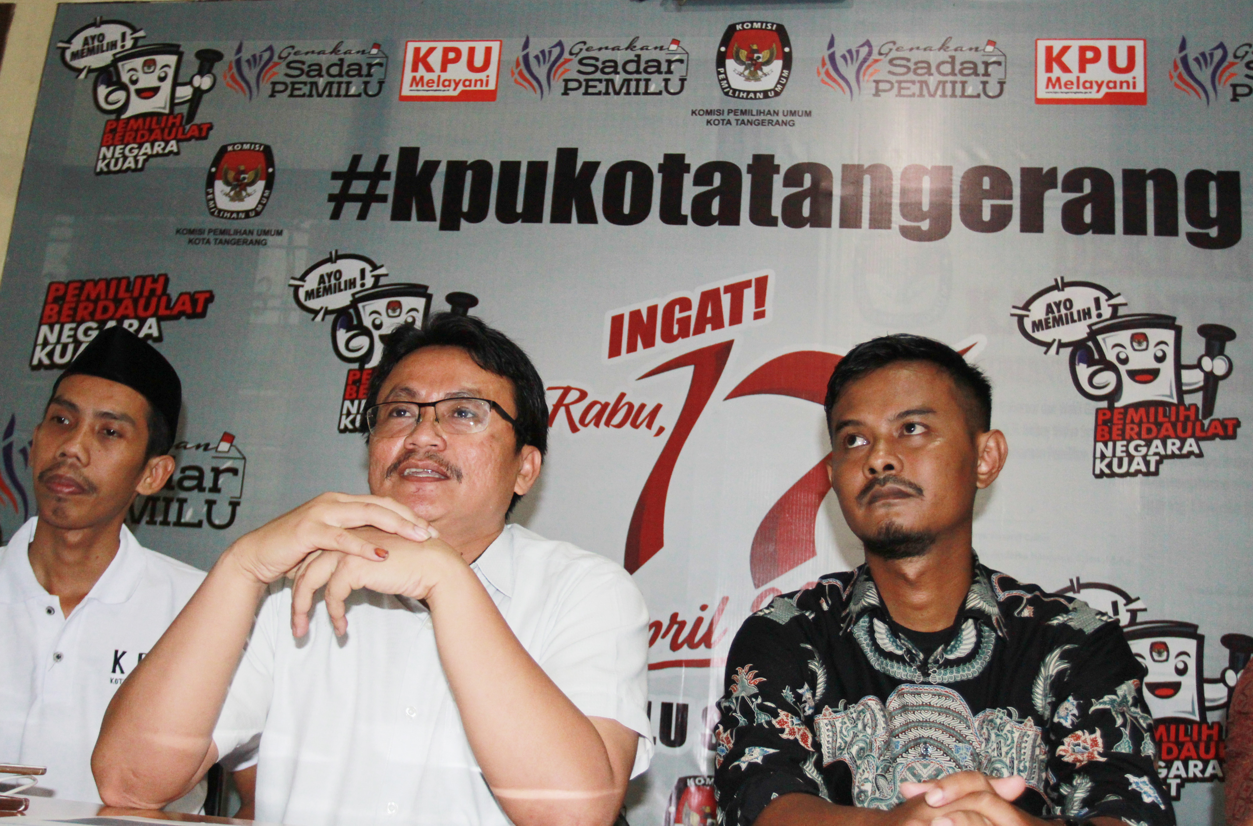 Ketua KPU Kota Tangerang Ahmad Syailendra (tengah) memberikan keterangan soal PSU di Kota Tangerang.