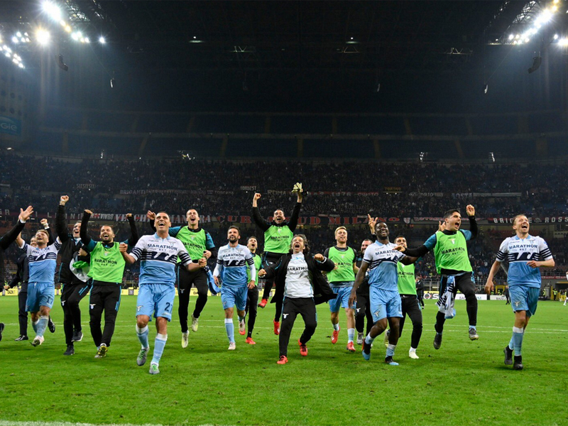 Para pemain Lazio merayakan keberhasilan mereka melaju ke final Coppa Italia.