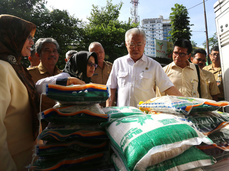 Menteri Perdagangan Enggartiasto Lukita (tengah) meninjau Pasar di Jawa Barat.