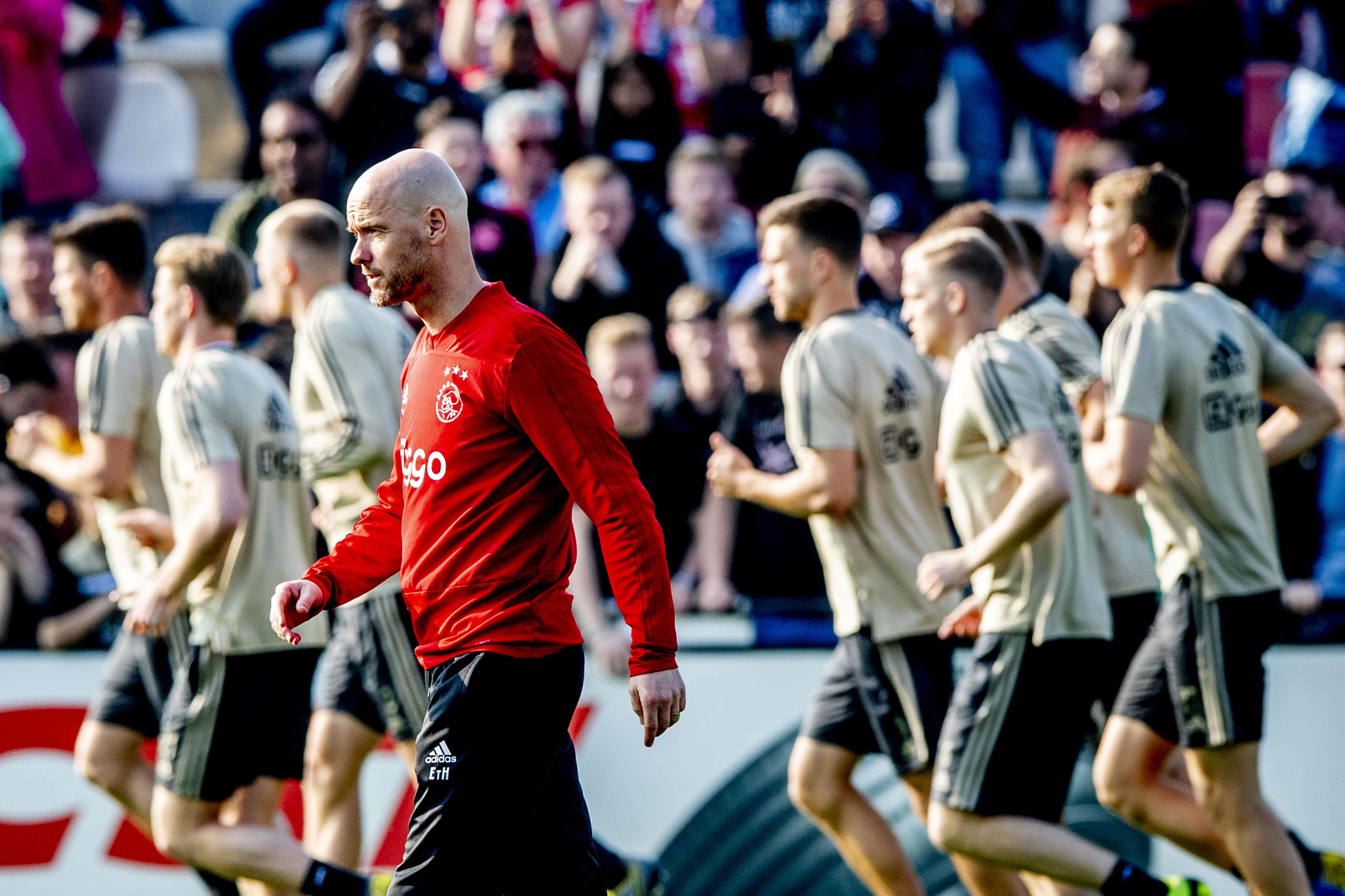 Pelatih Ajax Amsterdam Erik ten Hag memimpin sesi pelatihan di Sportpark De Toekomst