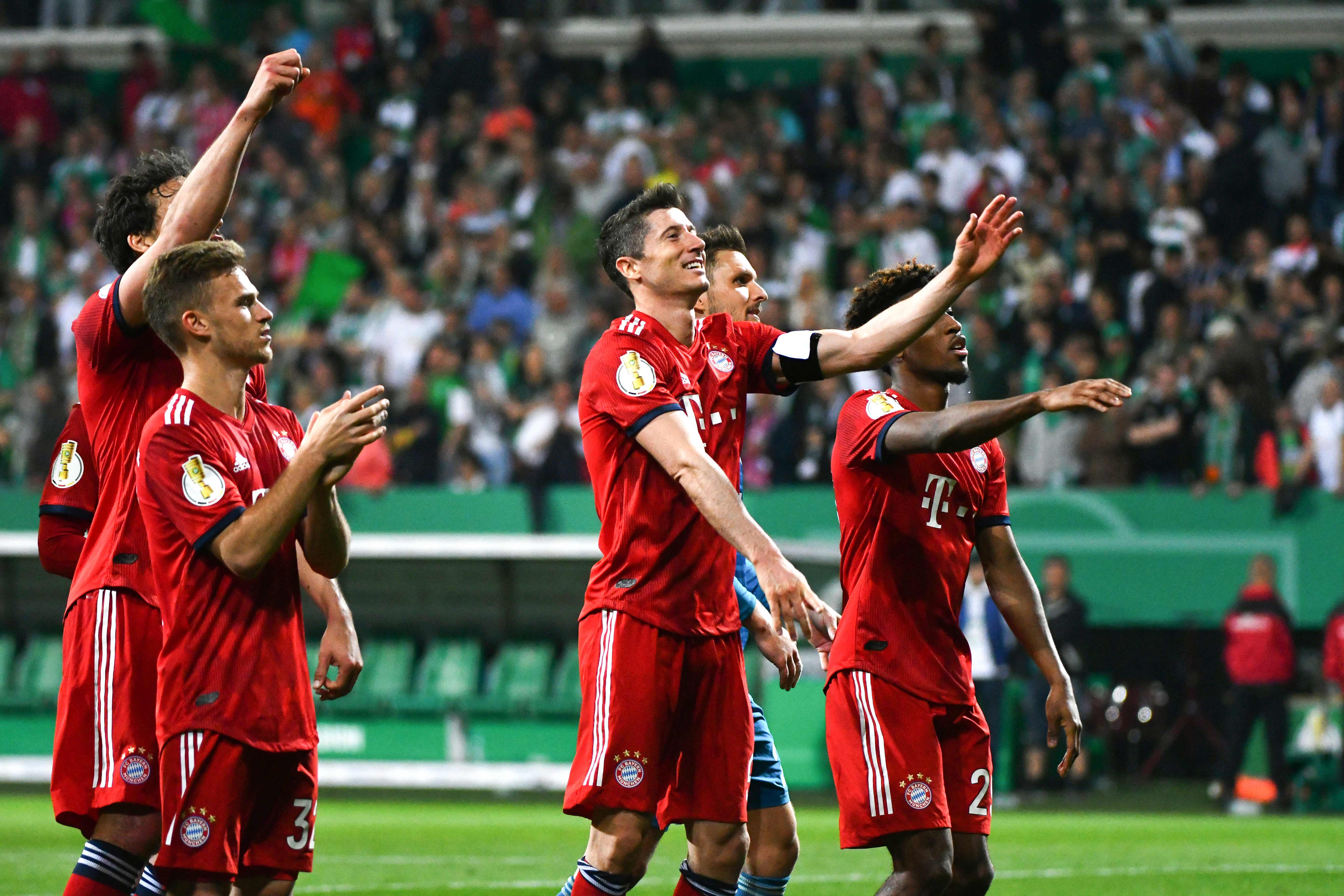 Pemain Bayern Muenchen merayakan kemenangan mereka atas Werder Bremen di semifinal DFB Pokal