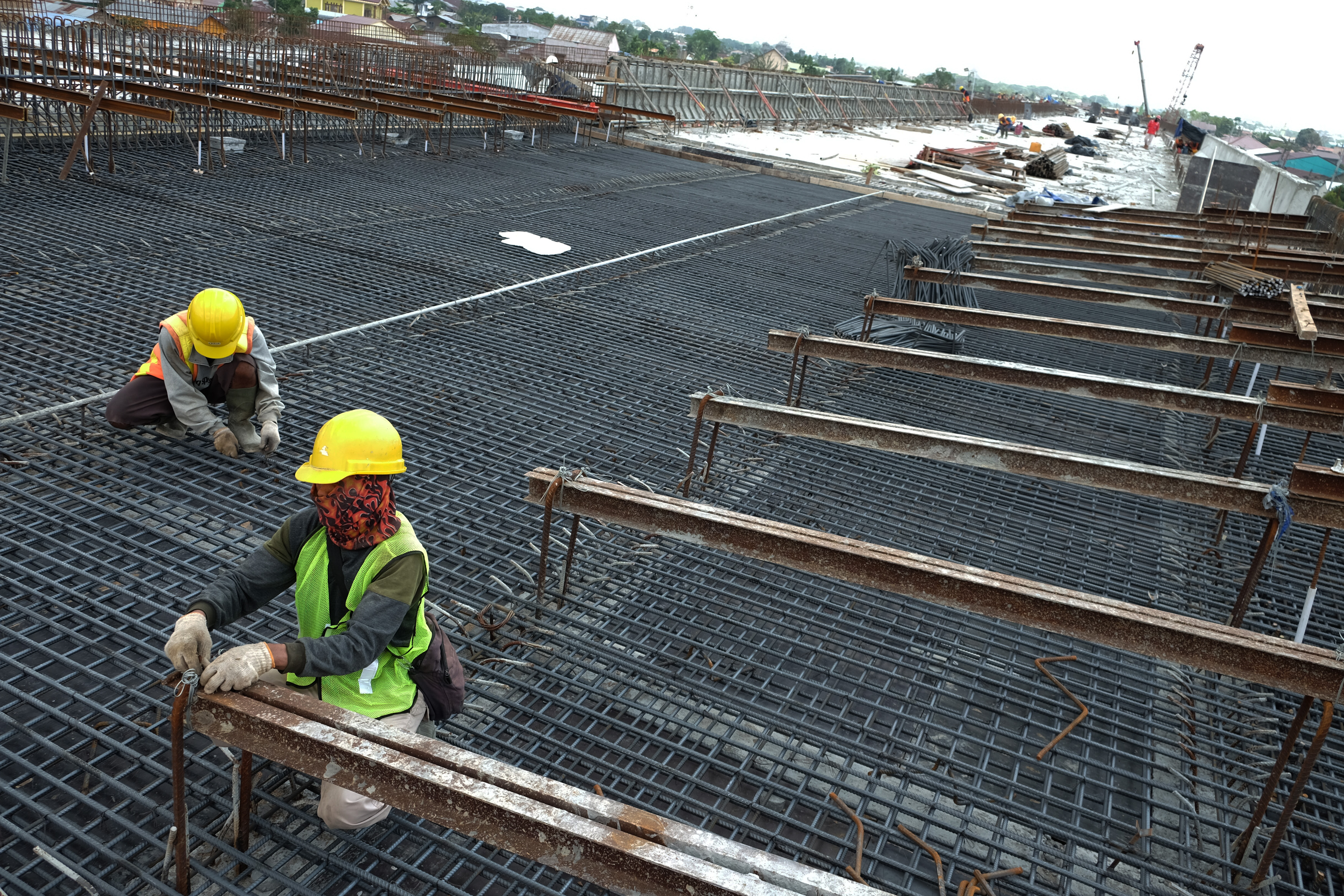 Pekerja menyelesaikan konstruksi proyek pembangunan Jalan Tol Medan - Binjai seksi I di Deli Serdang, Sumatera Utara