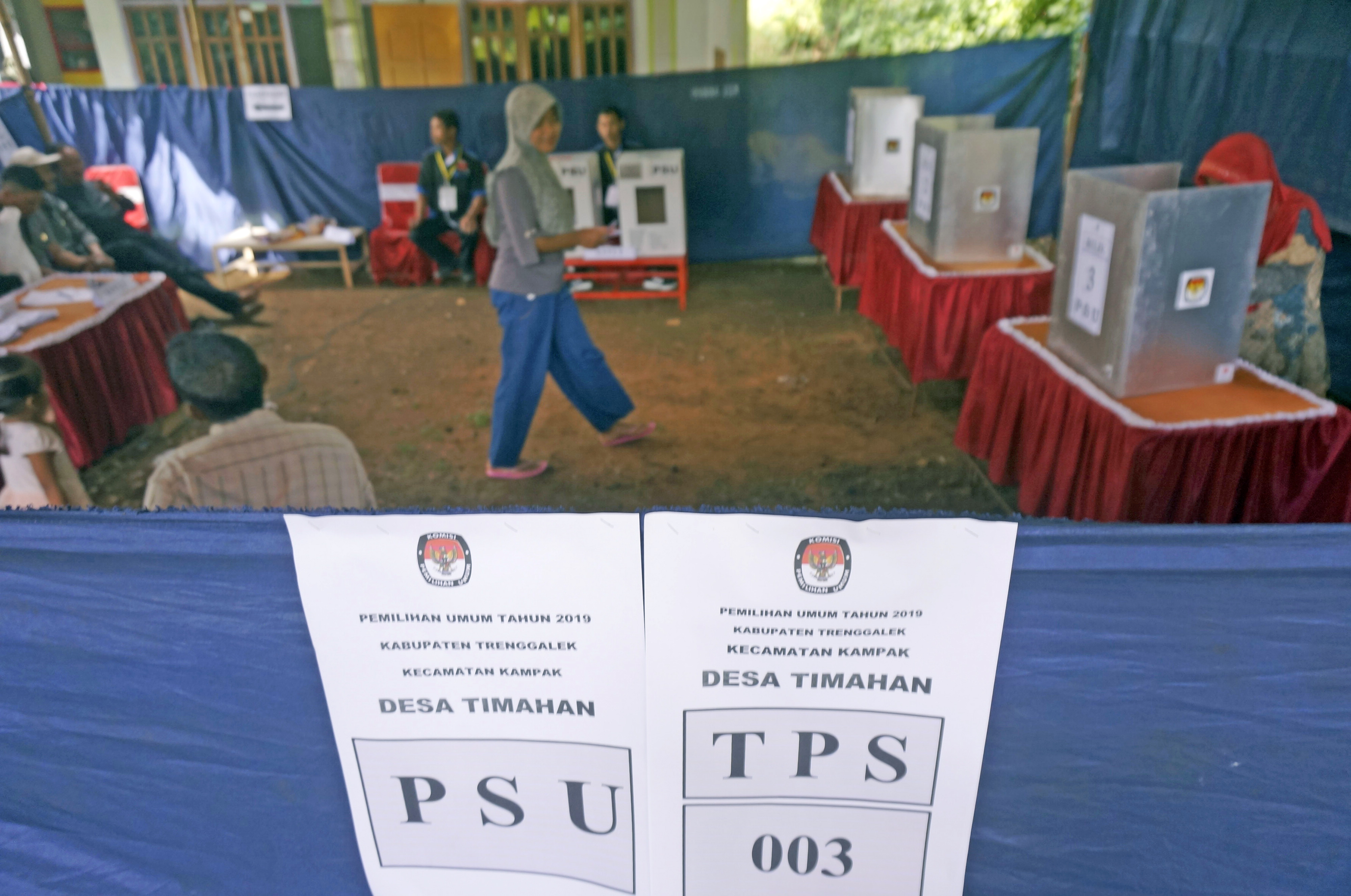 Pemungutan suara ulang (PSU) di TPS 03 Desa Timahan, Kampak, Trenggalek, Jawa Timur, Kamis (25/4).