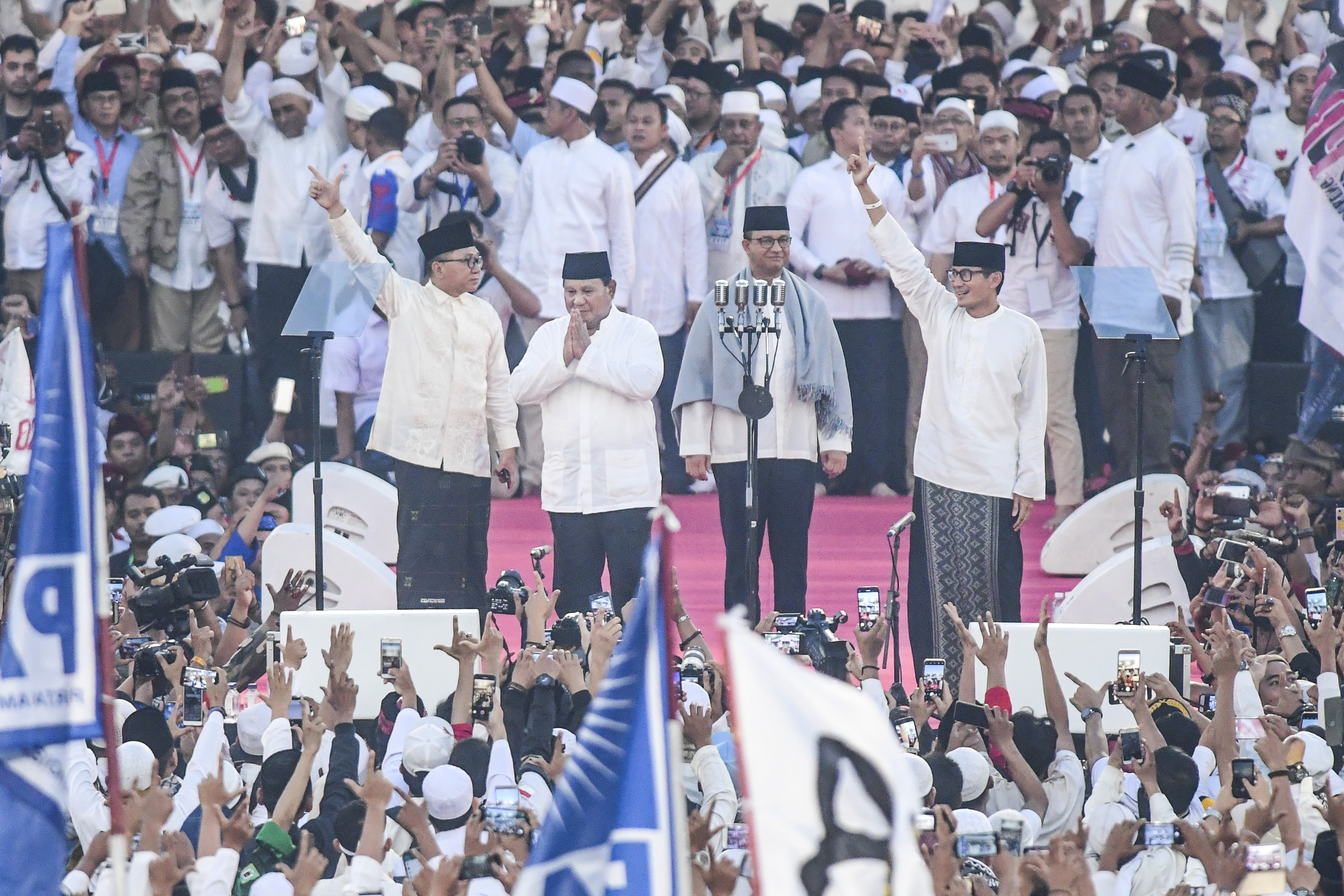  Pasangan capres-cawapres nomor urut 02 Prabowo Subianto (kedua kiri) dan Sandiaga Uno (kanan) saat kampanye akbar di GBK