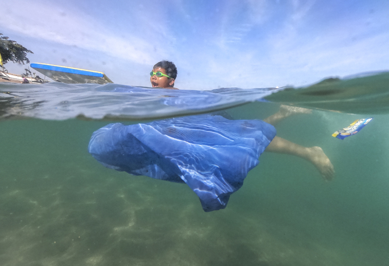 Sampah plastik di laut.