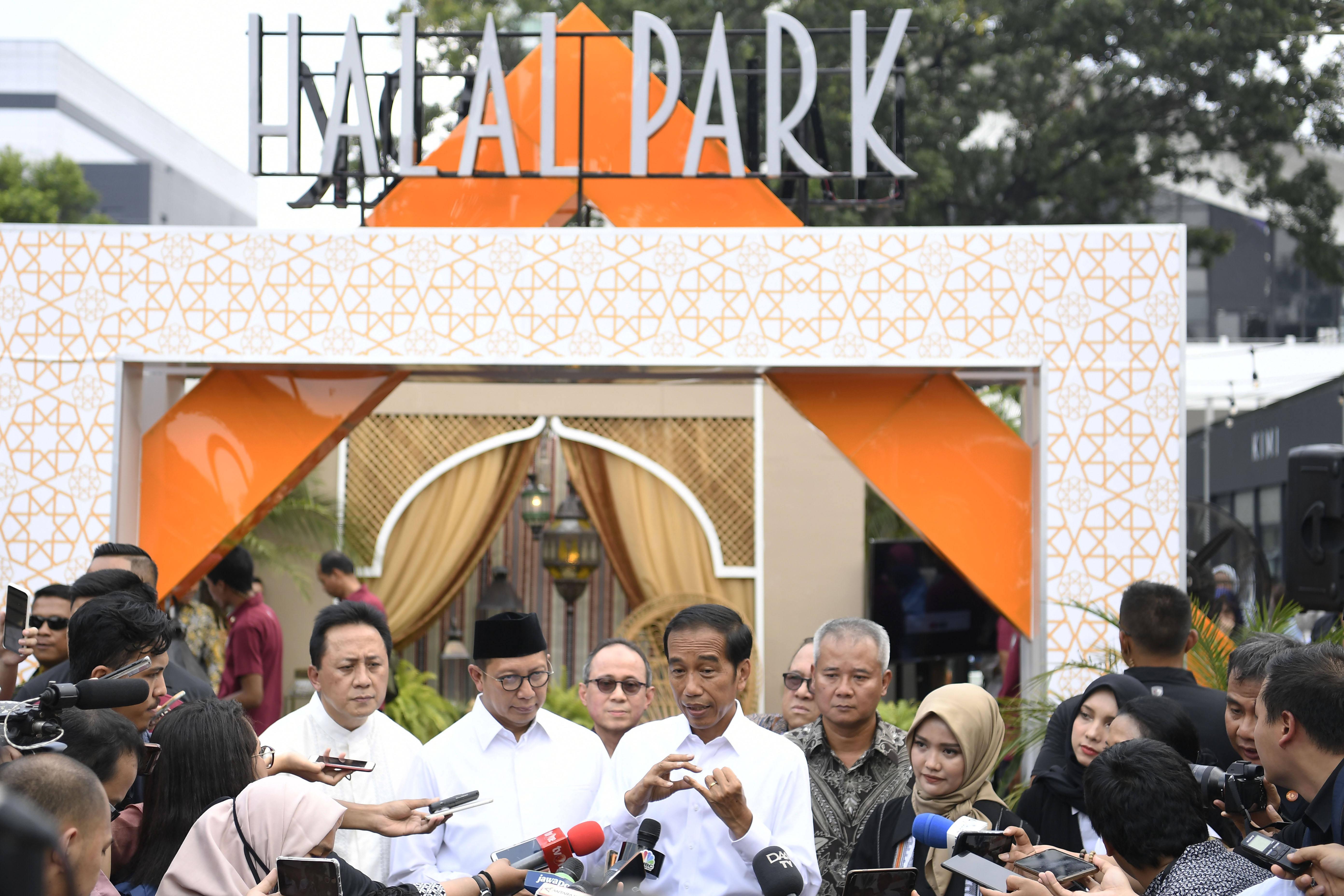  Halal Park diharapkan menjadi ekosistem pelaku bisnis industri halal dari hulu ke hilir meliputi bisnis fashion, makanan, minuman