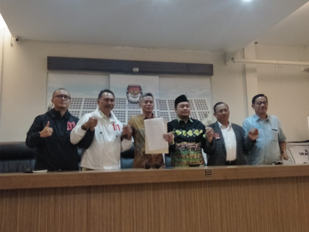 Komisioner KPU Wahyu Setiawan bersama perwakilan kedua timses lakukan konferensi bahas debat kelima Pilpres.