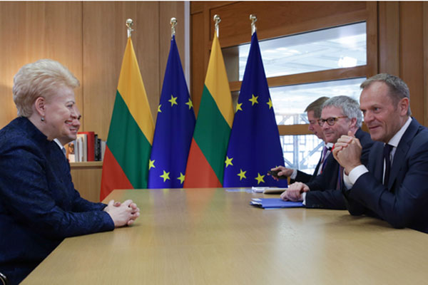 Presiden Dewan Eropa Donald Tusk kanan