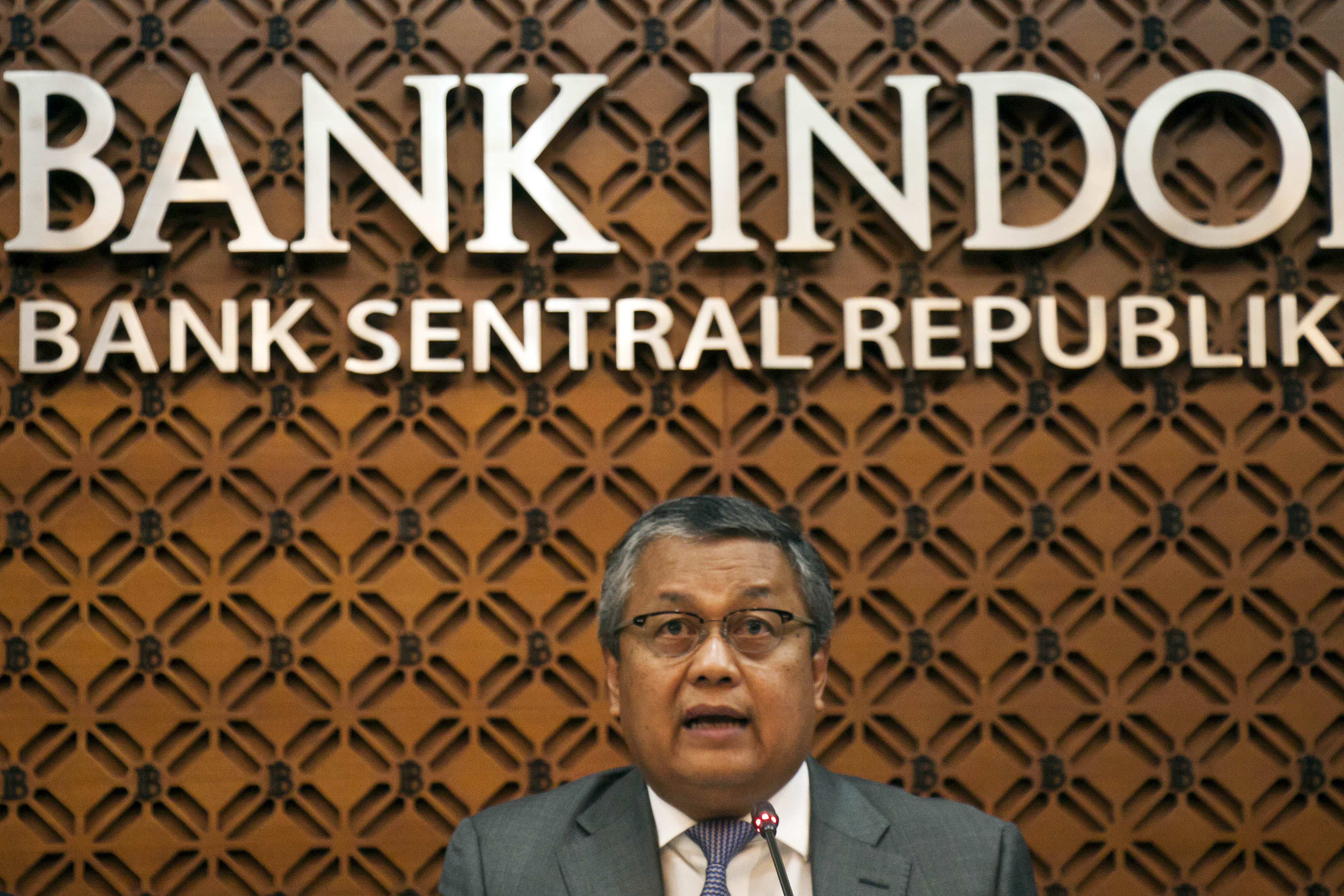  Gubernur Bank Indonesia Perry Warjiyo menyampaikan hasil Rapat Dewan Gubernur (RGD) Bank Indonesia di Gedung Bank Indonesia