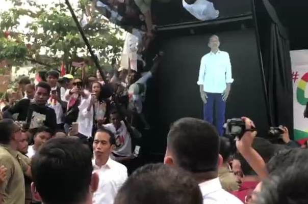 Calon Presiden (Capres) nomor urut 01 Joko Widodo bertemu dengan kembarannya yang berbentuk hologram.