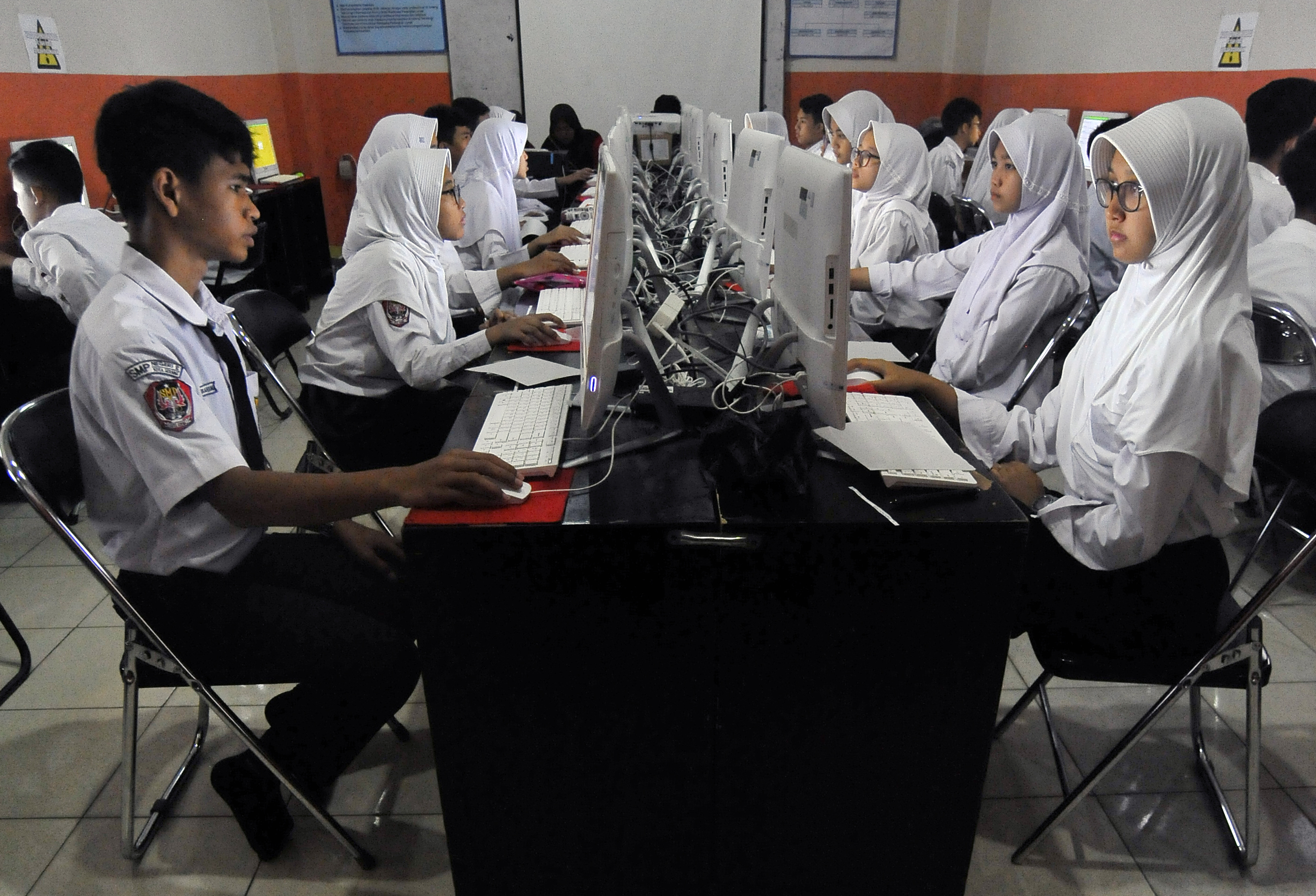 Sejumlah siswa SMP mengikuti simulasi Ujian Nasional Berbasis Komputer (UNBK) 