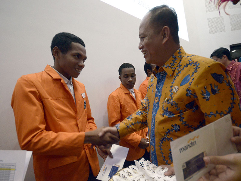 BANTUAN BIDIKMISI DAN ADIK 2O15: Menteri Riset Teknologi dan Pendidikan Tinggi Muhammad Nasir (kanan) menyerahkan beasiswa bidikmisi 