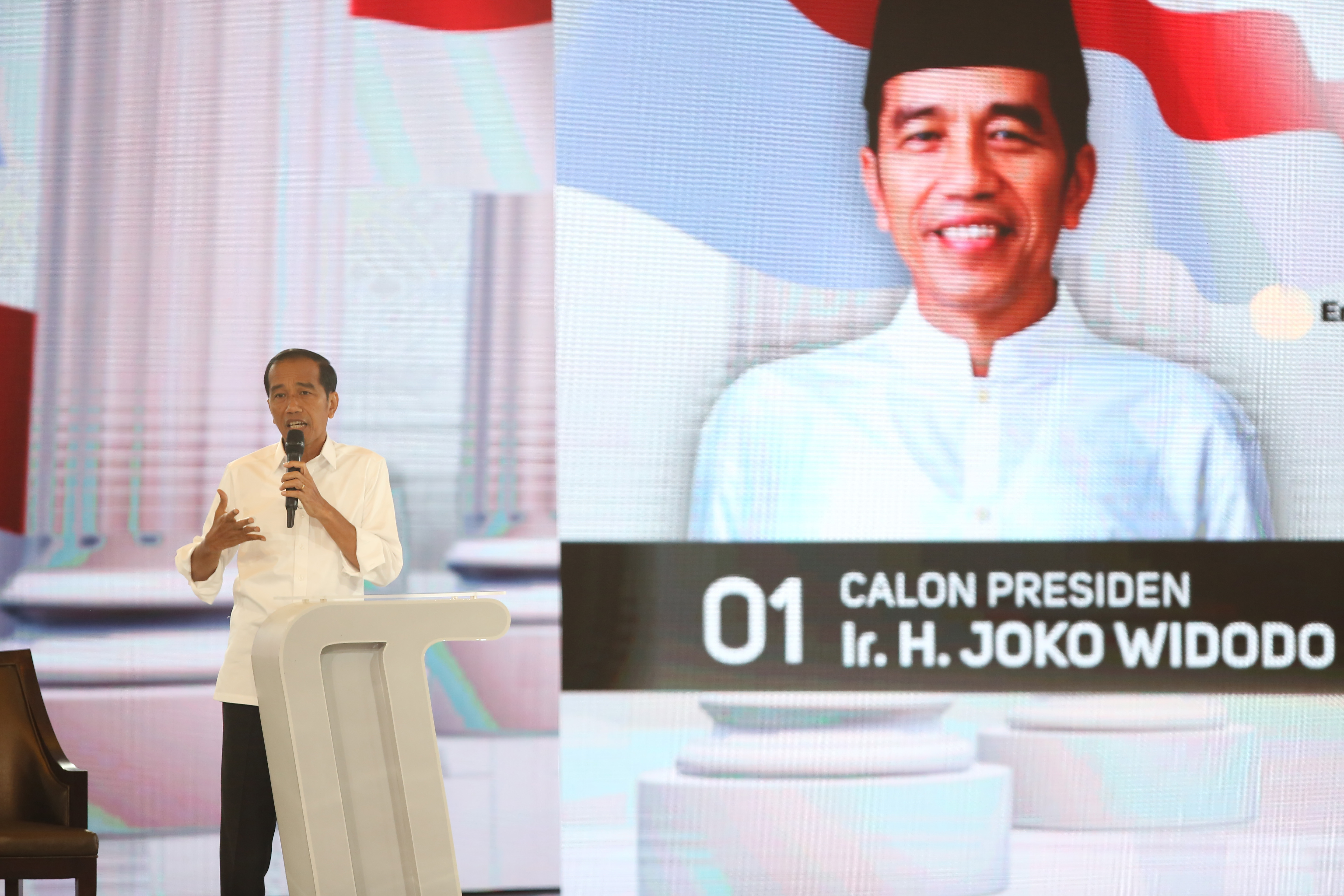 Calon presiden nomor urut 01 Joko Widodo dalam debat presiden keempat, Sabtu (30/3).