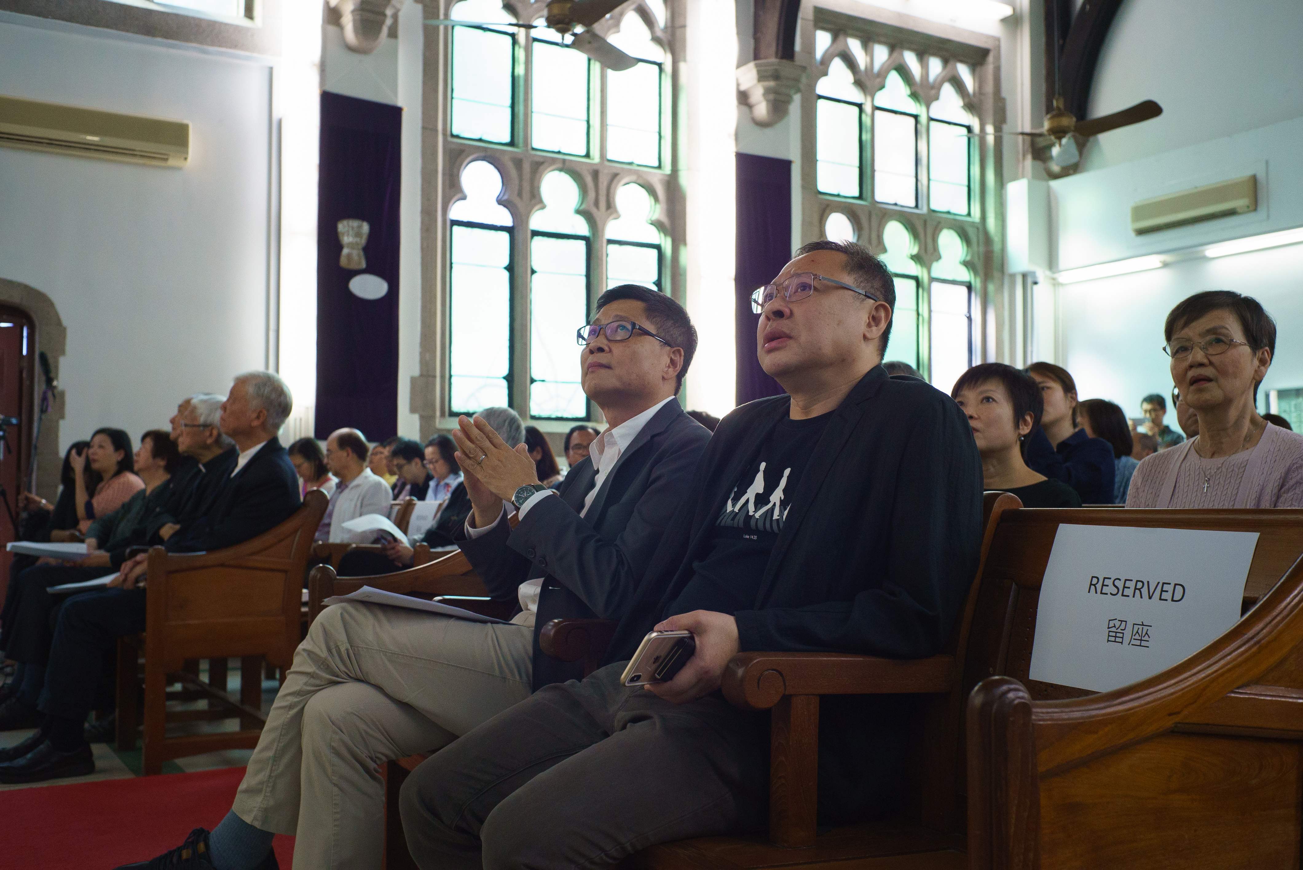 Aktivis Hong Kong Benny Tai (kanan), Chan Kin-man (tengah), dan Chu Yiu-ming (kiri, di bangku seberang)