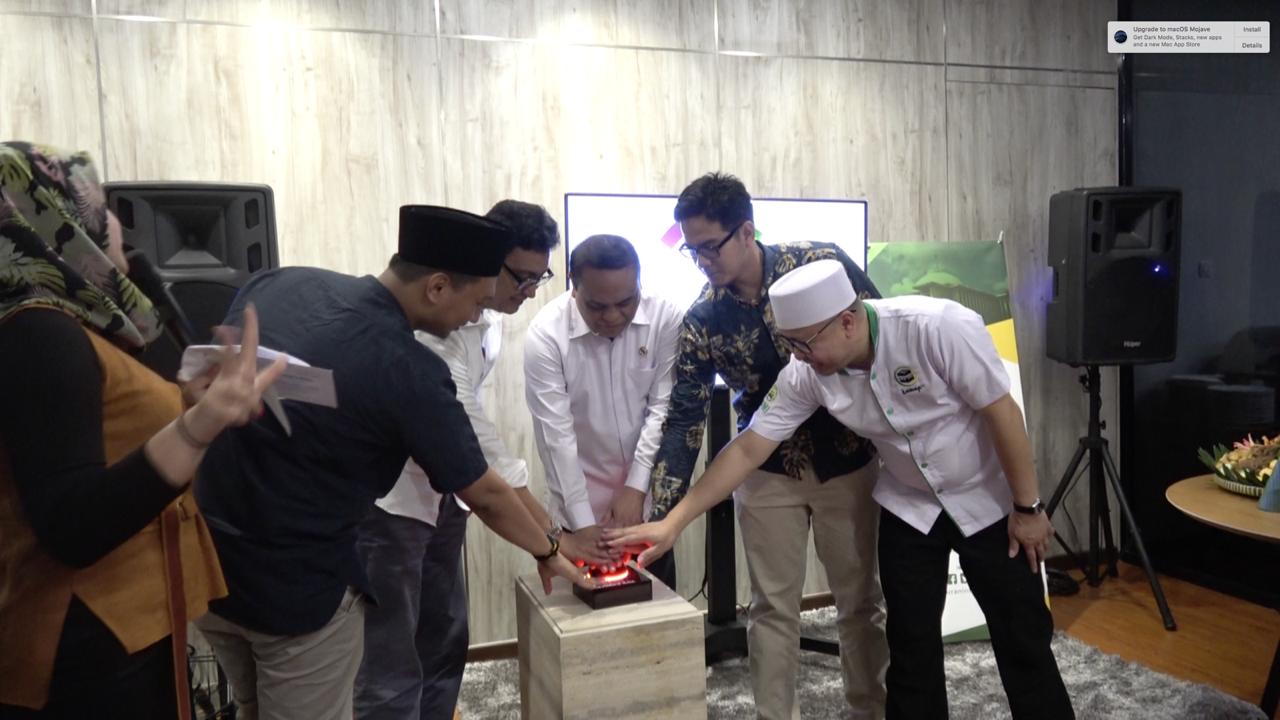 Waketum DMI Syafruddin (tengah) memencet tombol menandakan peresmian Tawaf TV di Jakarta, Jumat (12/4).