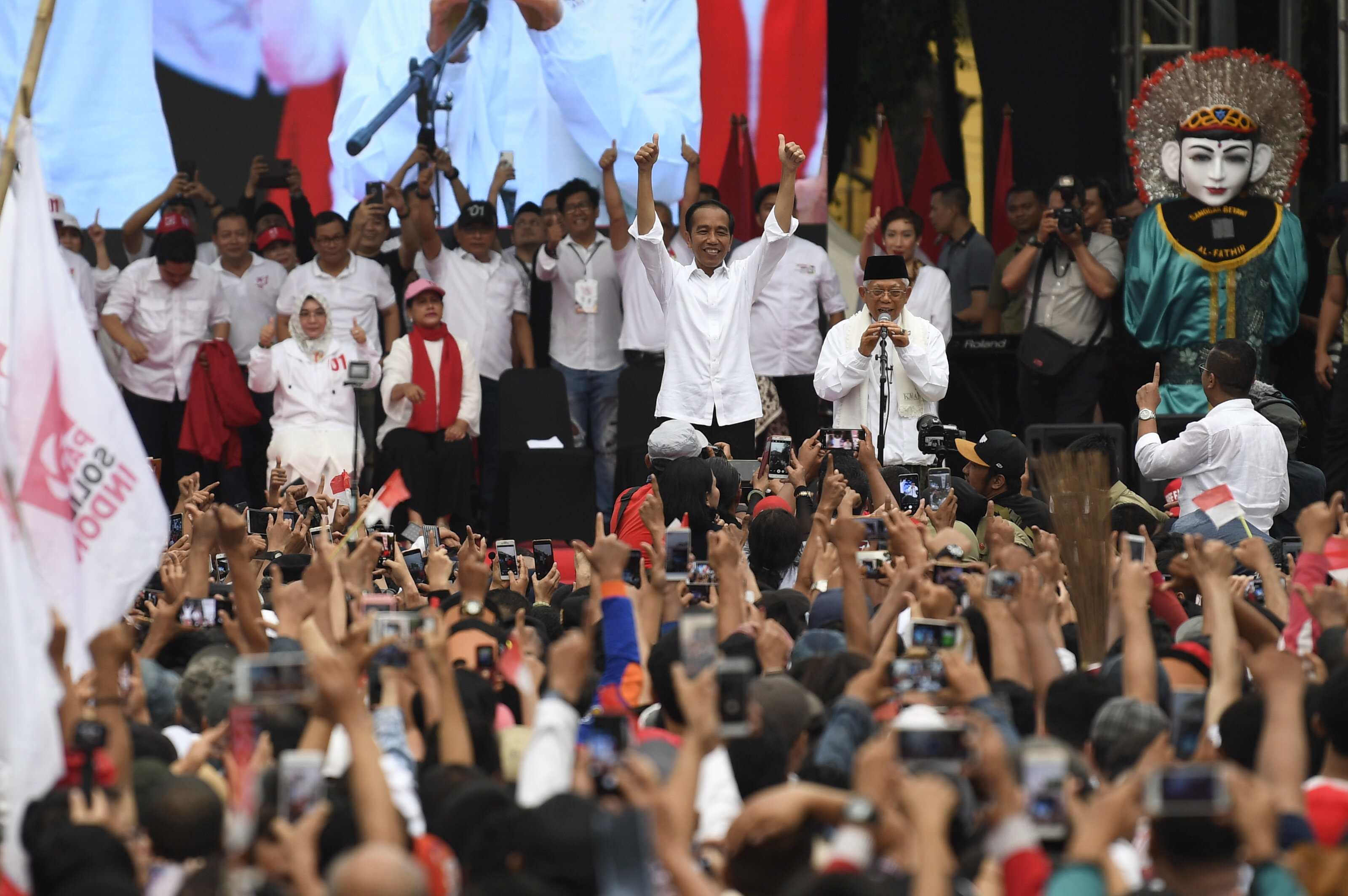 Capres petahana Jokowi kampanye di Alun-Alun Kota Tangerang, Minggu (7/4).