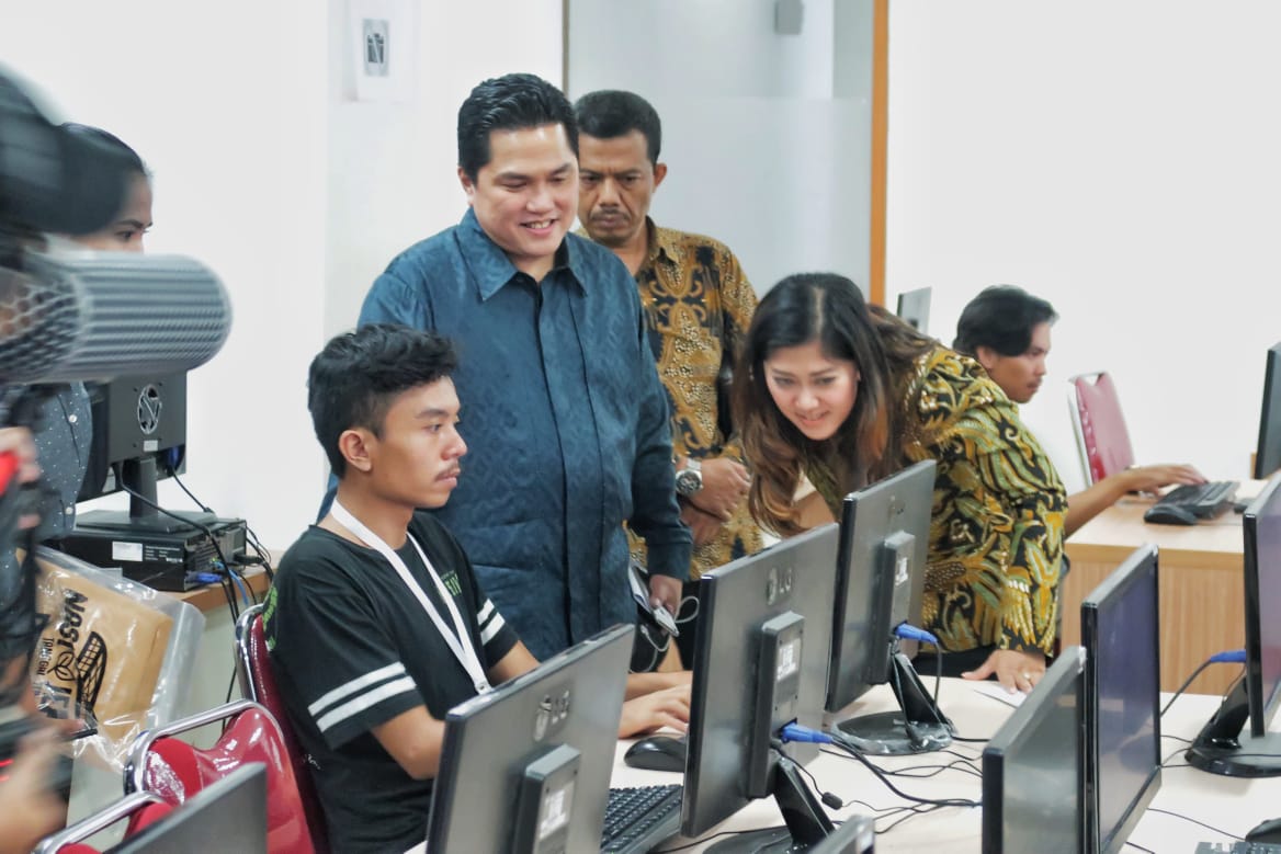 Ketua TKN Jokwi-Amin, Erick Thohir menunjukkan War Room TKN kepada media asing