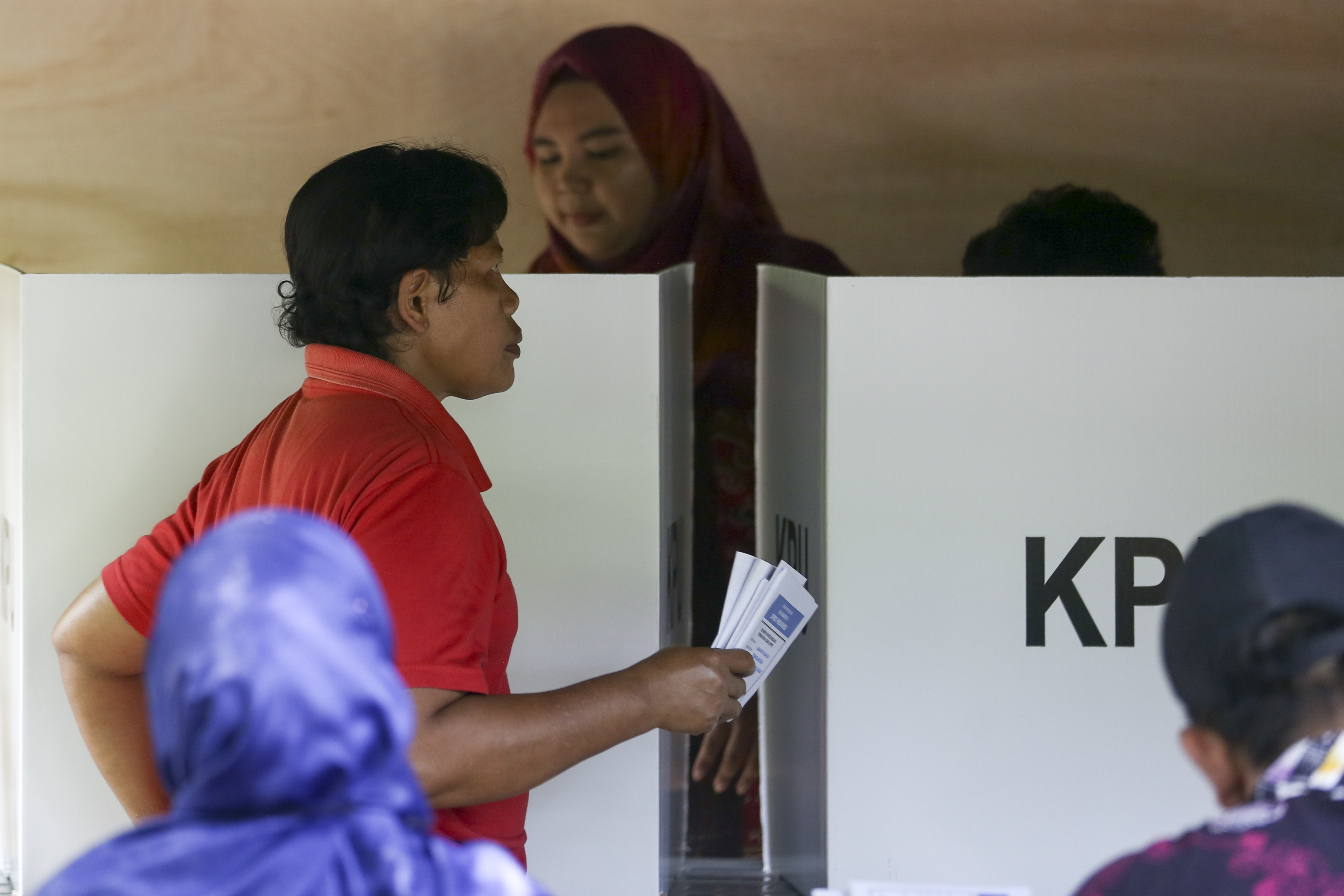 Penyandang disabilitas mental menggunakan hak pilihnya di TPS