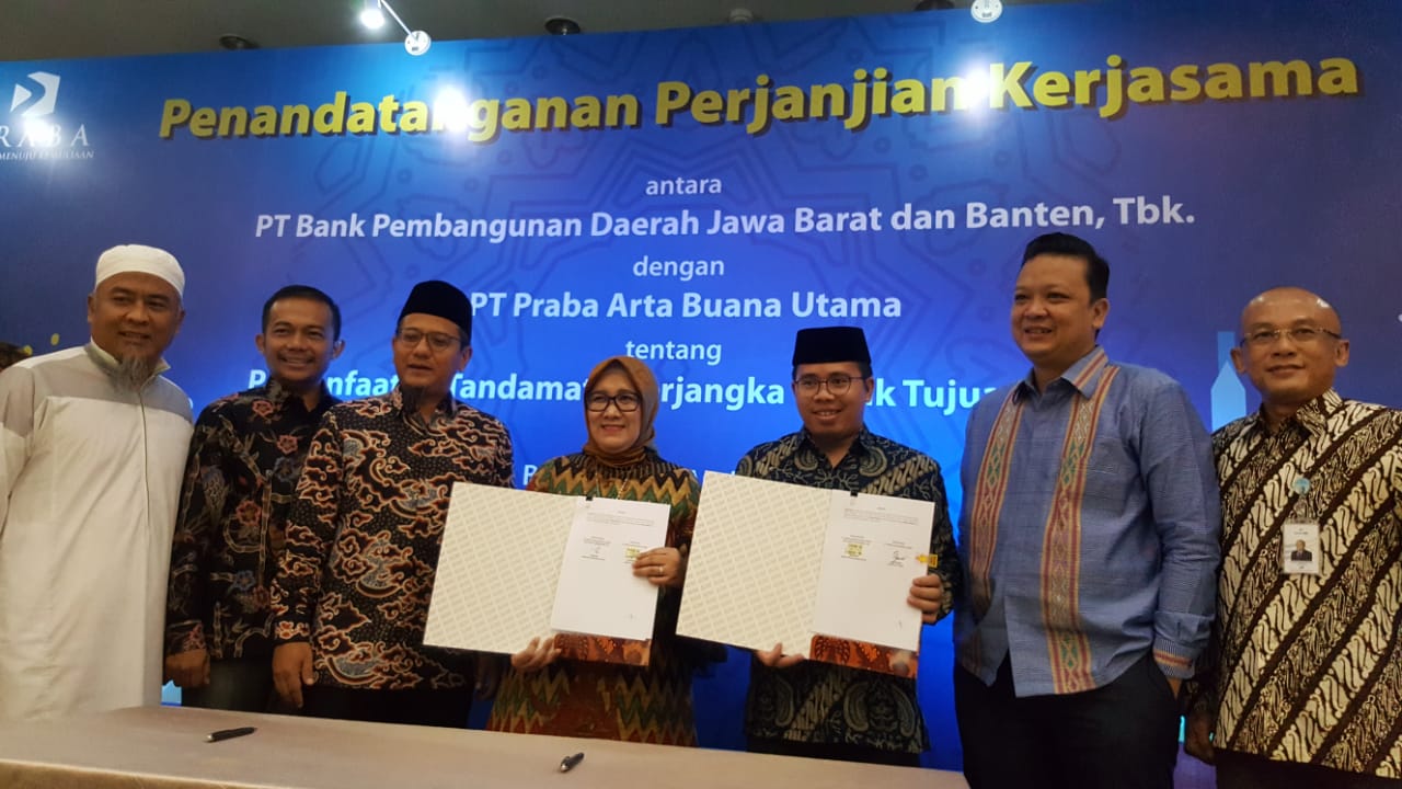 Direktur Konsumer dan Ritel Bank BJB, Suartini, saat menandatangani kerja sama dengan travel penyelenggara umrah, di Bandung, Senin (15/4).