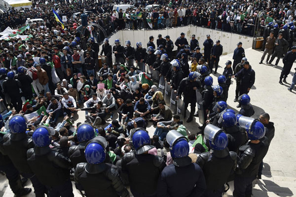 Polisi anti huru hara Aljazair memantau protes anti-pemerintah di ibukota Aljir, pada 9 April 2019