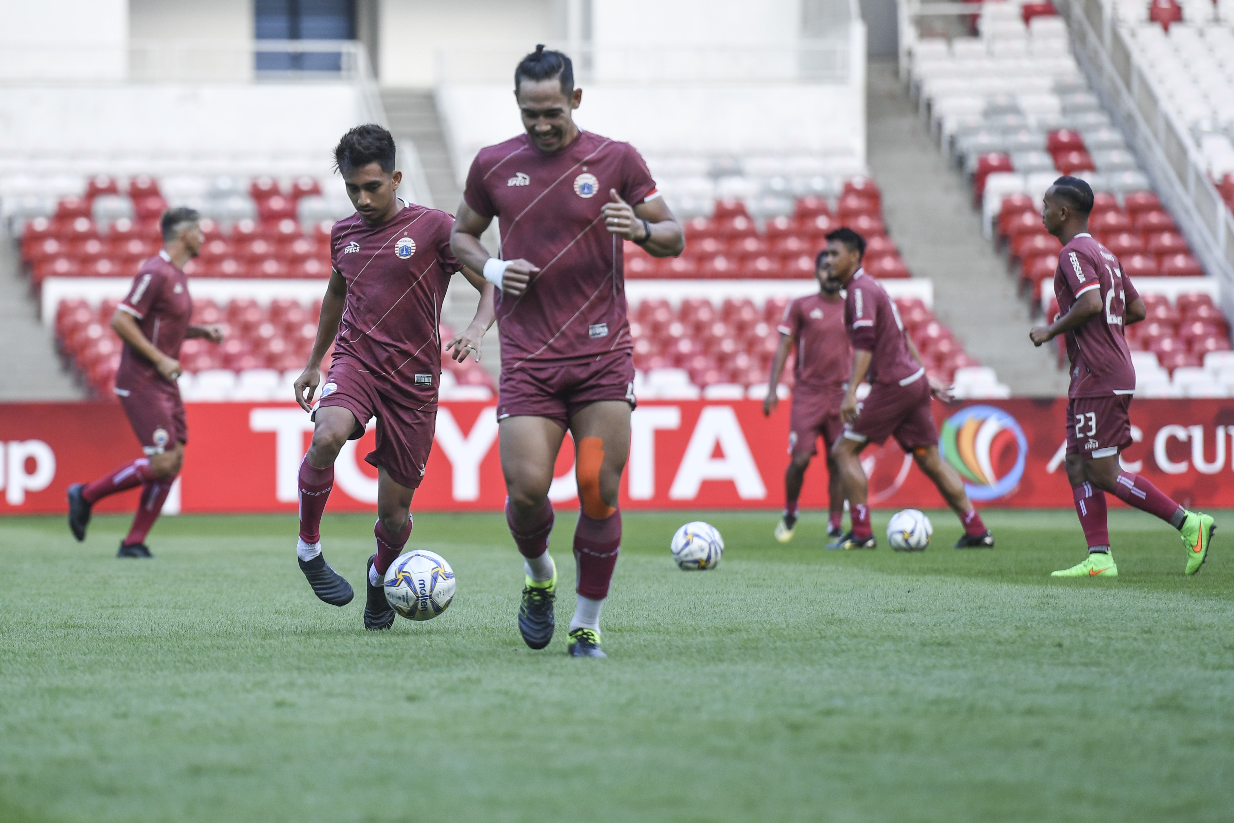 Para pemain Persija ambil bagian dalam sesi latihan.