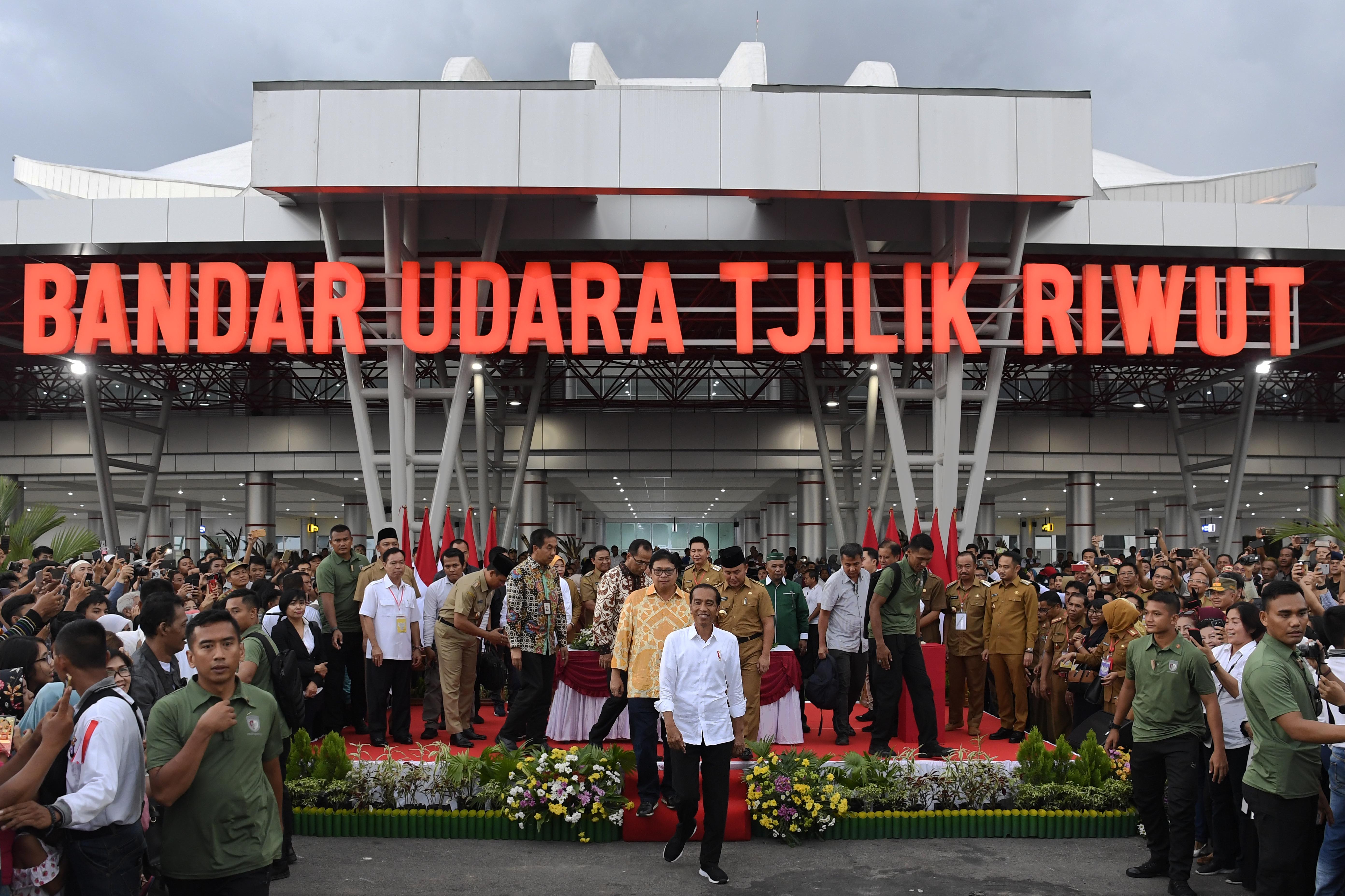 Presiden Joko Widodo (tengah) berjalan usai meresmikan Terminal Baru Bandara Tjilik Riwut di Palangkaraya, Kalimantan Tengah