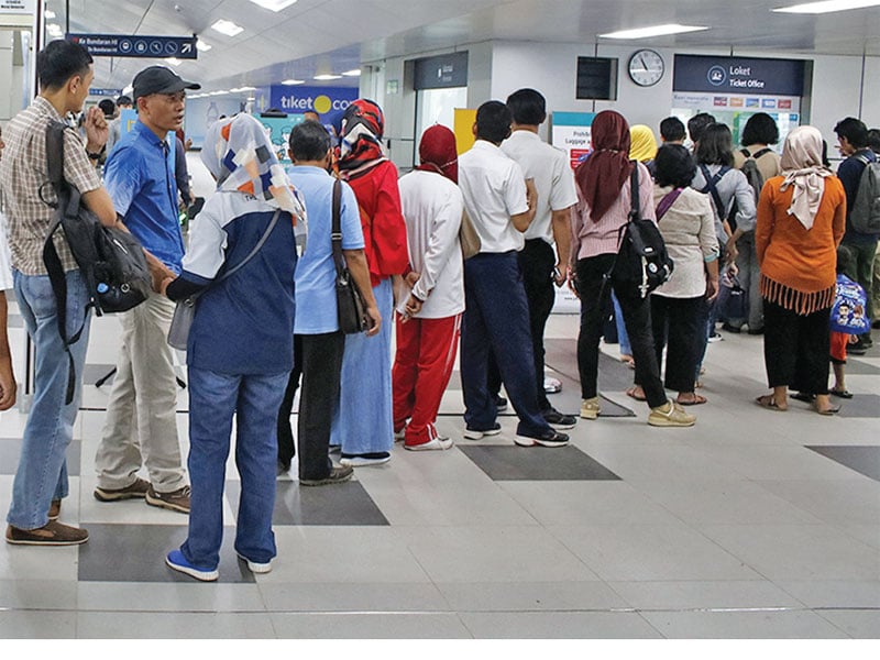 Calon penumpang antre di loket Mrt