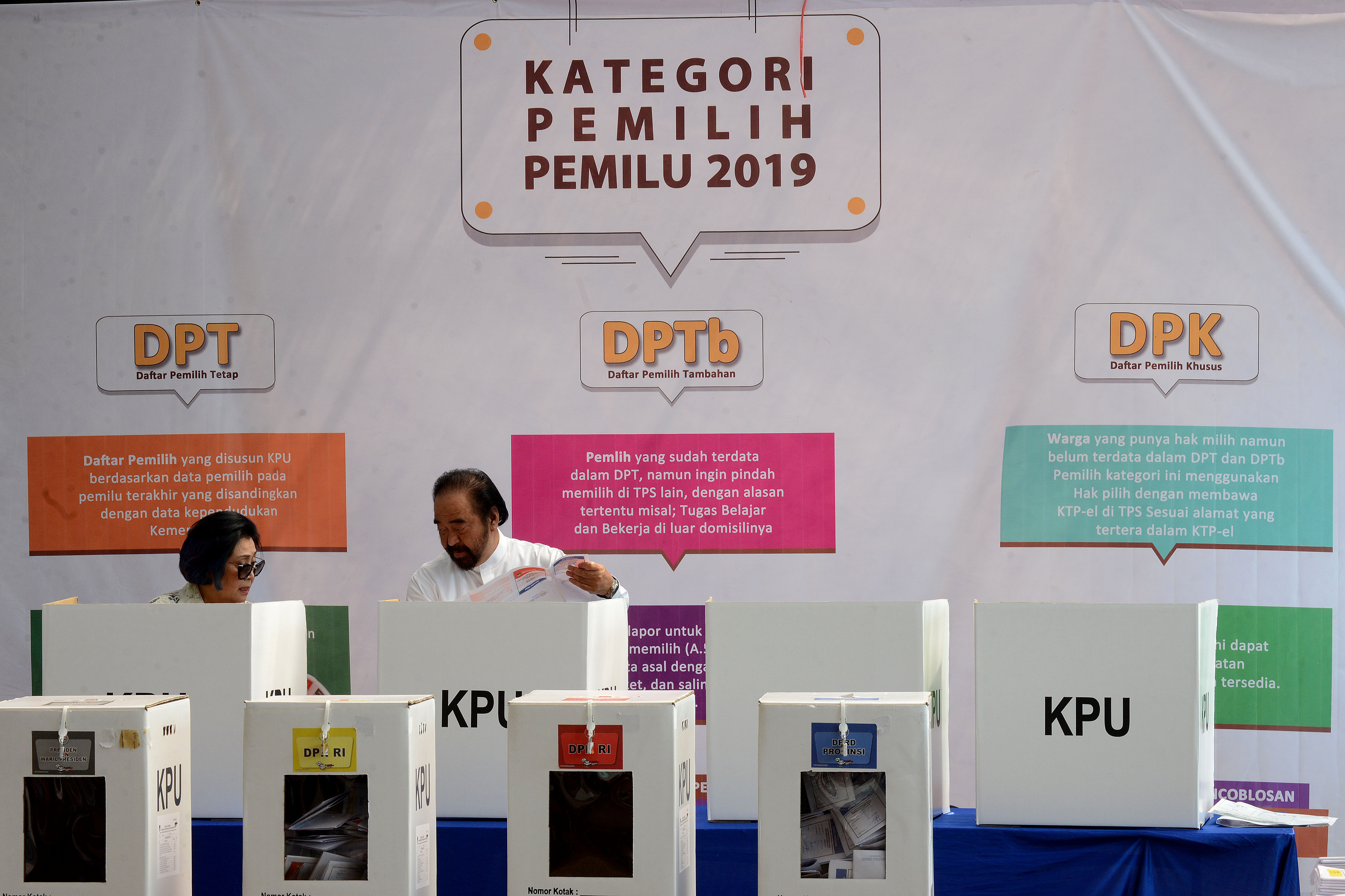 Ketua Partai NasDem Surya Paloh (kanan) dan Ibu Rosita Barrack mencoblos di TPS 03, Grogol Utara