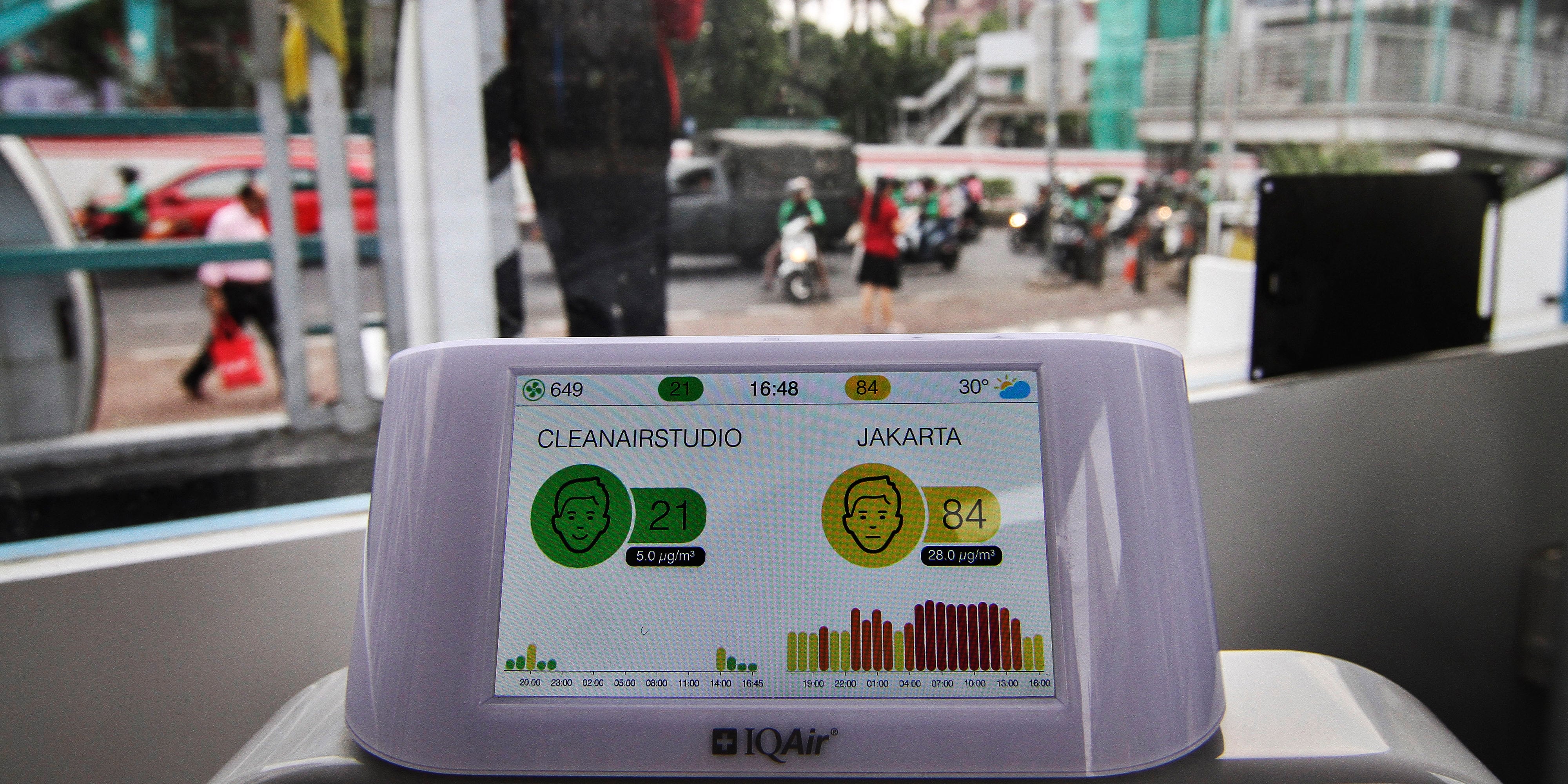 Alat indikator udara berada di dalam instalasi ruangan bebas polusi udara di kawasan Jakarta Selatan