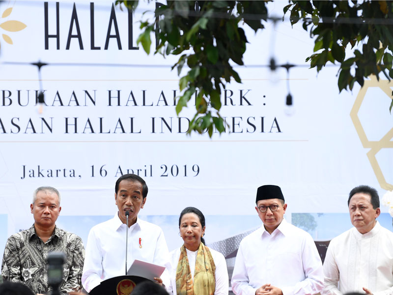 Presiden Jokowi meresmikan halal park di kawasan Stadion Utama Gelora Bung Karno, Jakarta, Selasa (16/4/2019).