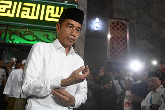 Capres petahana Jokowi salat magrib berjemaah di Masjid Agung Brebes, Jawa Tengah, Kamis (4/4).