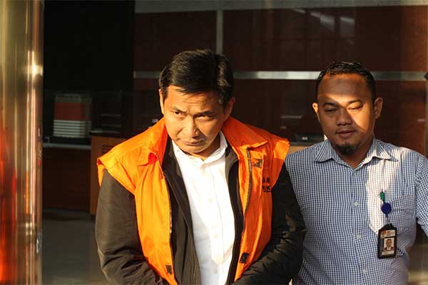 Tersangka kasus dugaan suap distribusi pupuk Bowo Sidik Pangarso meninggalkan gedung KPK usai menjalani pemeriksaan di Jakarta, Kamis (4/4).