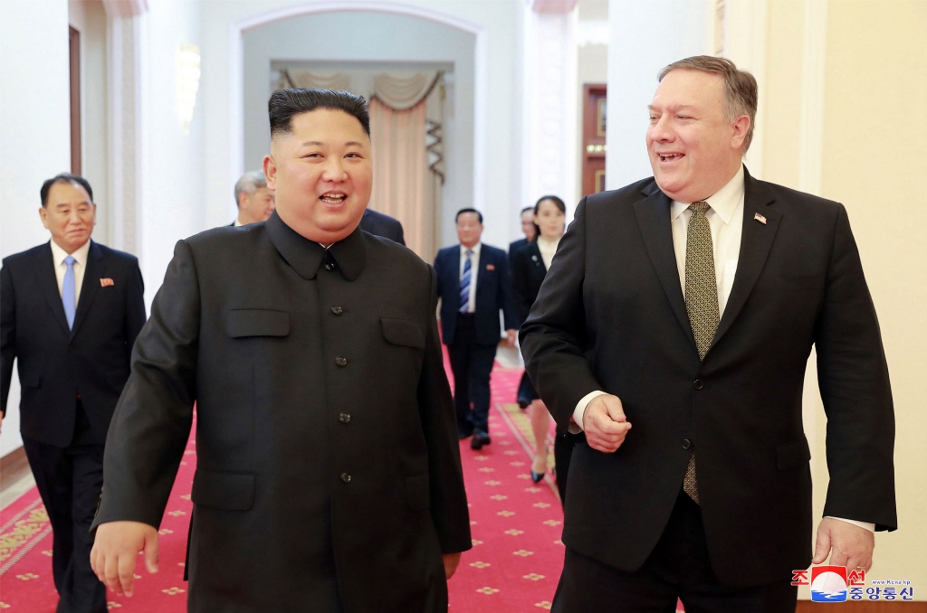 Menlu AS Mike Pompeo (kanan) bersama Kim Jong-un. 