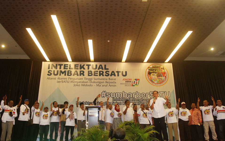 Sejumlah peserta mengangkat tangannya saat deklarasi Aliansi Alumni Perguruan Tinggi Sumatera Barat.