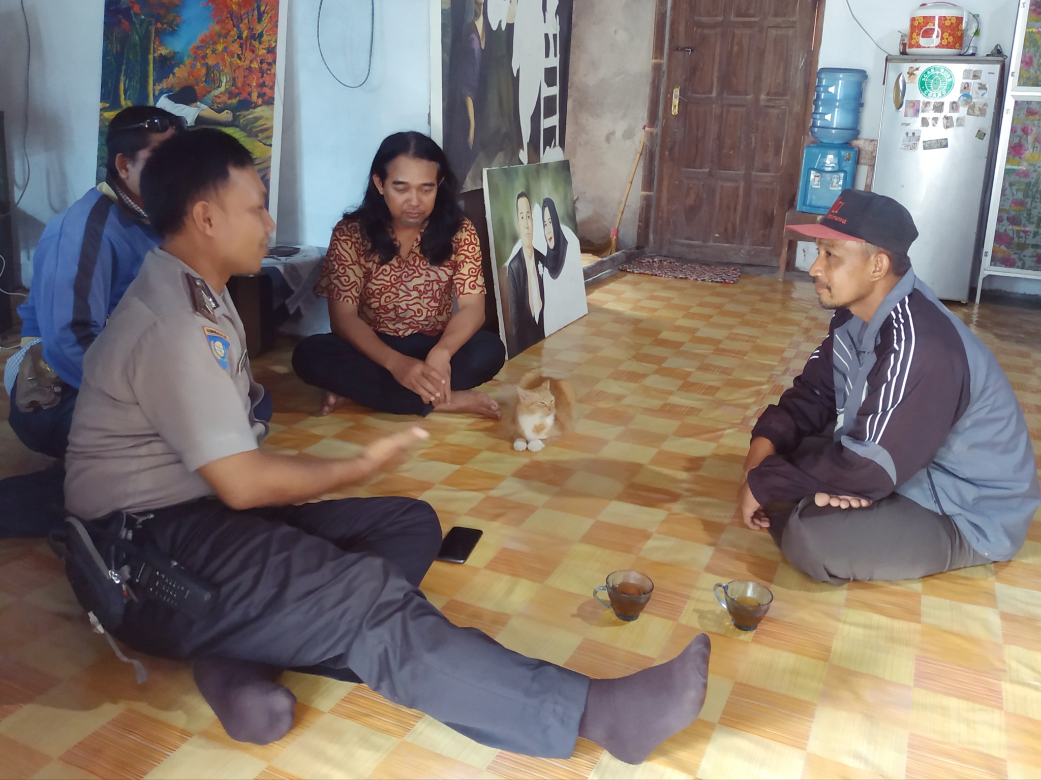Slamet Jumiarto (tengah) berbincang dengan warga di rumah kontrakannya di Dusun Karet, Desa Pleret, Bantul, Yogyakarta, Selasa (2/4).