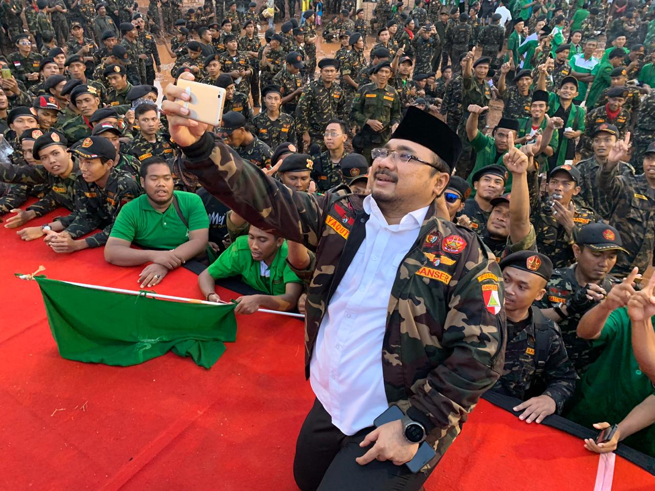 Ketum GP Ansor Yaqut Cholil Qoumas berpose di depan kader Ansor dan Banser.