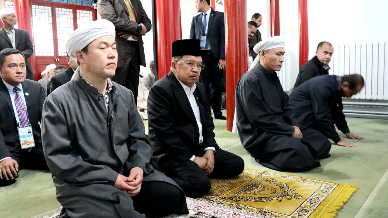 Wapres Jusuf Kalla saat Salat Jumat di Masjid Dongzhimen, Beijing, Tiongkok.