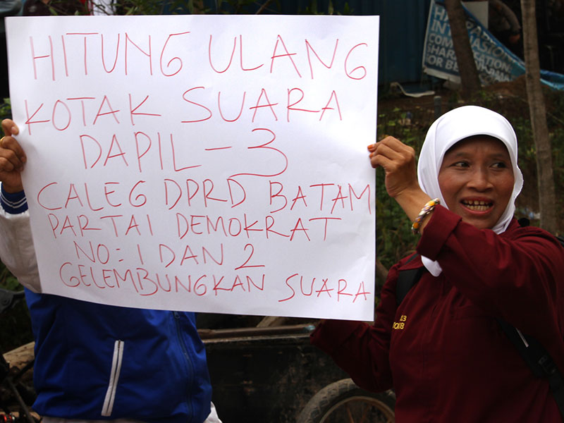 PROTES SUARA HILANG: Sejumlah massa pendukung salah satu calon legislatif dari Partai Demokrat berunjuk rasa di kantor Komisi Pemilihan Umum