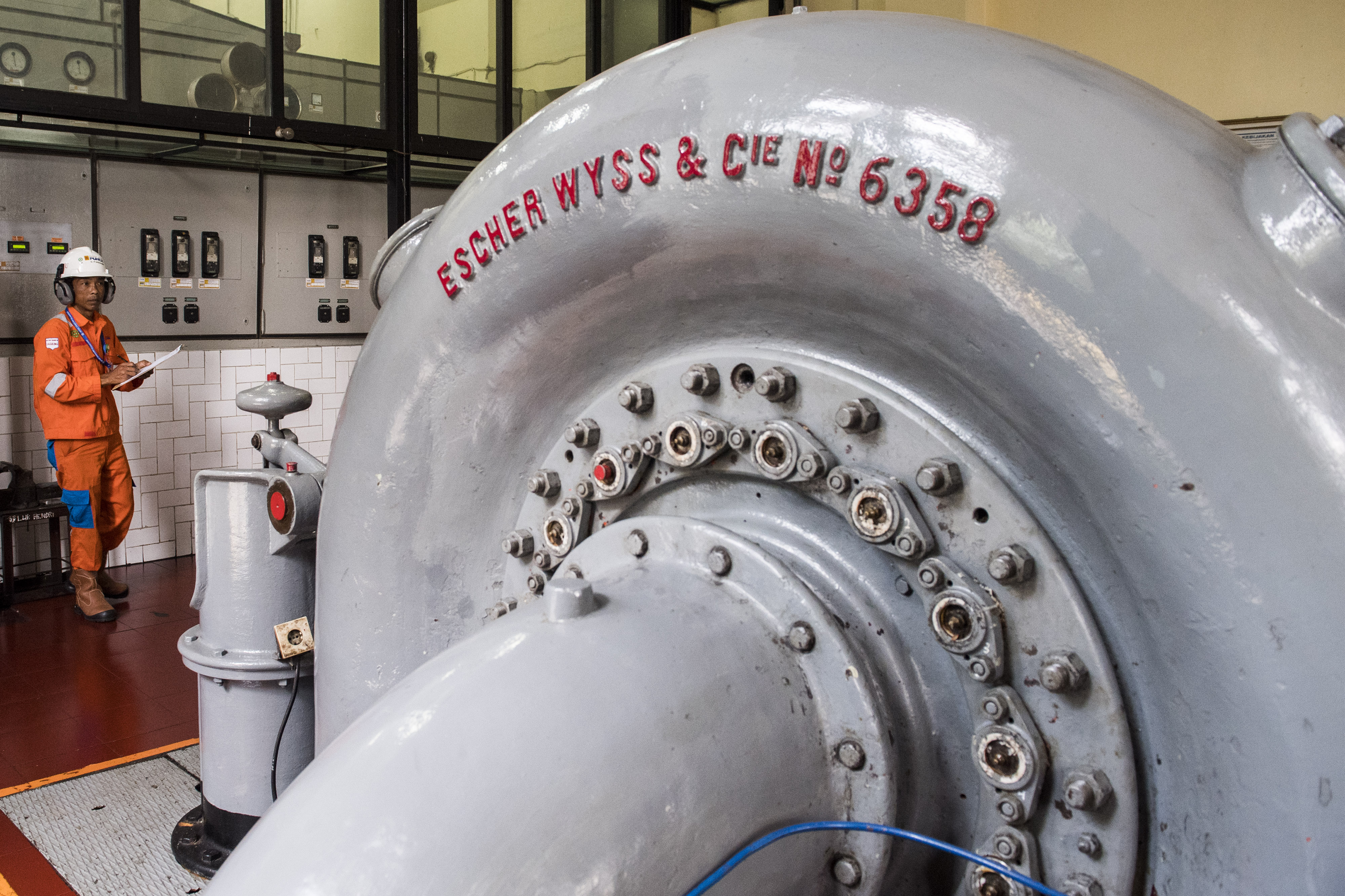  Petugas mengoperasikan mesin turbin Pembangkit Listrik Tenaga Air (PLTA) Bengkok, Bandung, Jawa Barat